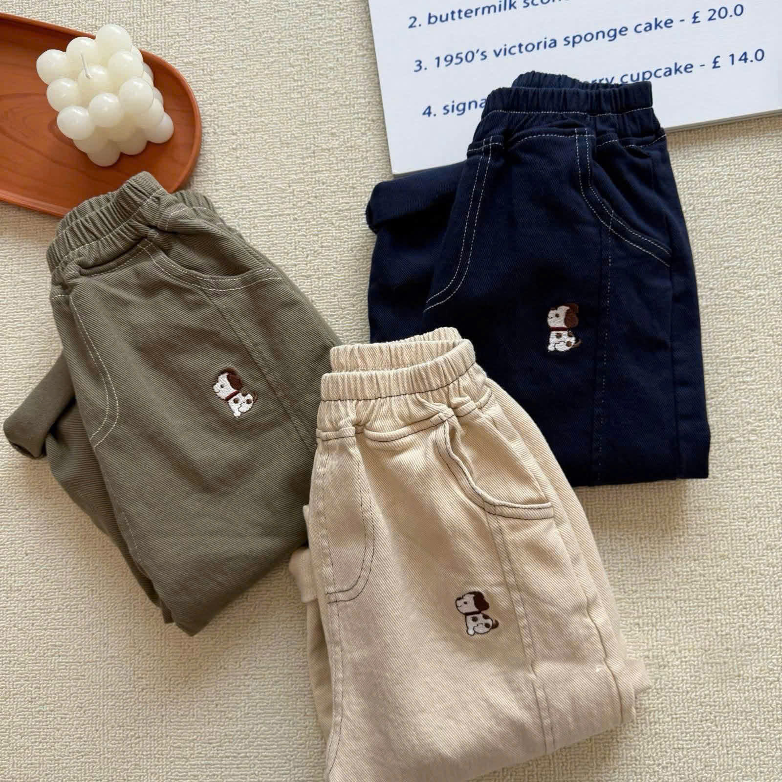 QB397 - SET 3 QUẦN KAKI BÉ TRAI THÊU CHÓ than rêu be
