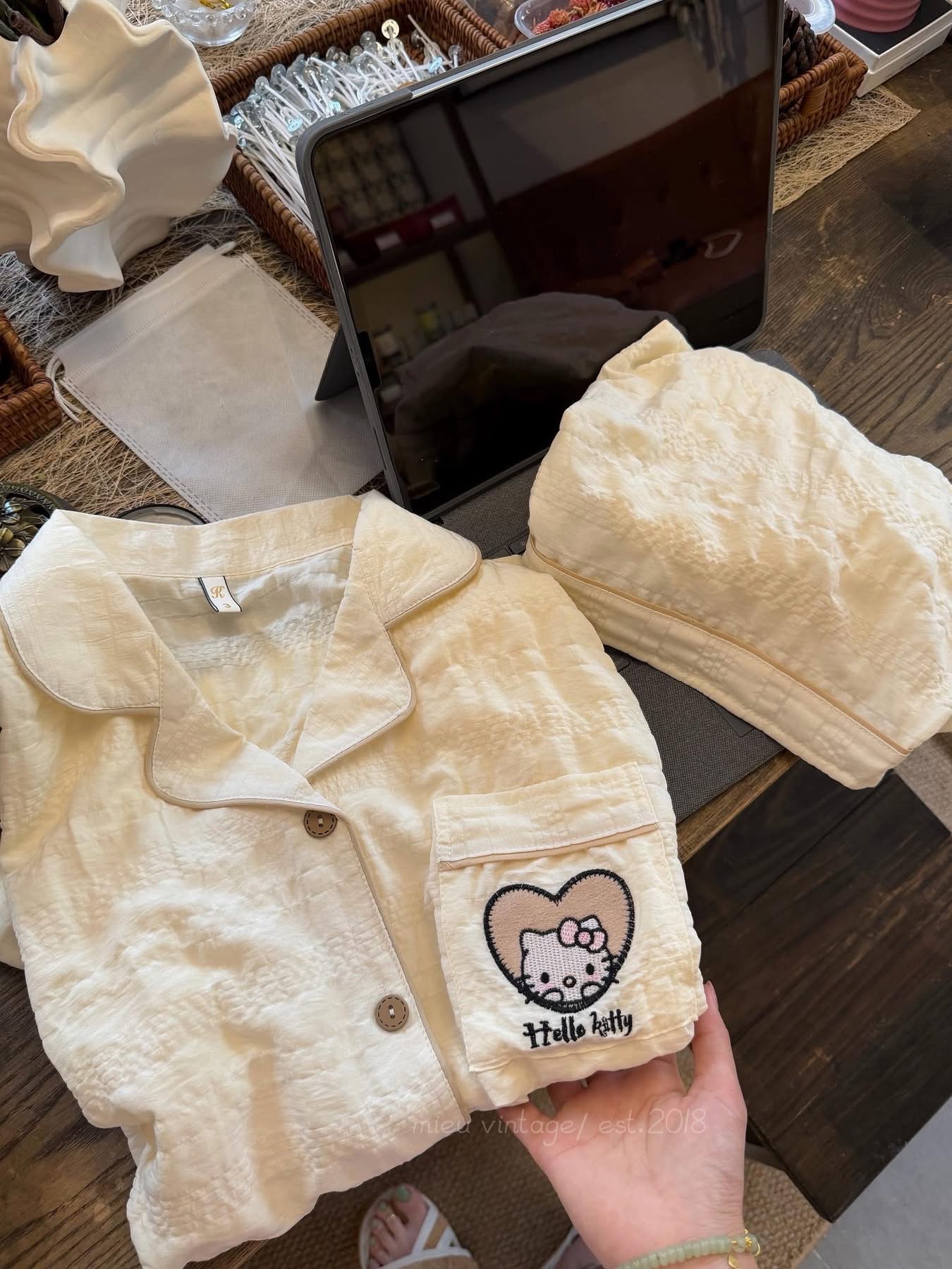 S340 - BỘ ĐÙI NỮ PYJAMA QC TIM HELLO KITTY