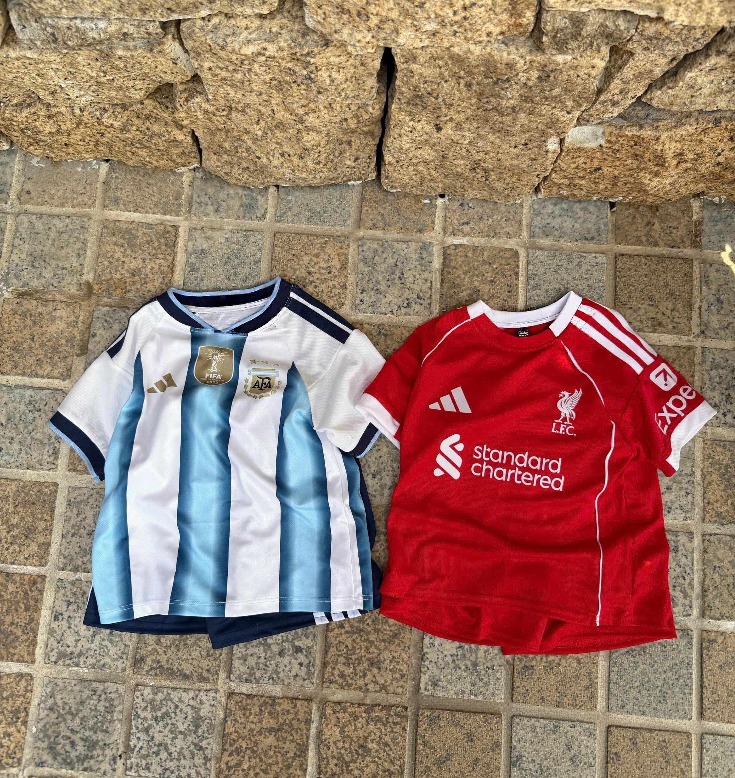 T188 - SET 2 BỘ ĐÙI BÉ TRAI THỂ THAO FIFA standard đỏ xanh