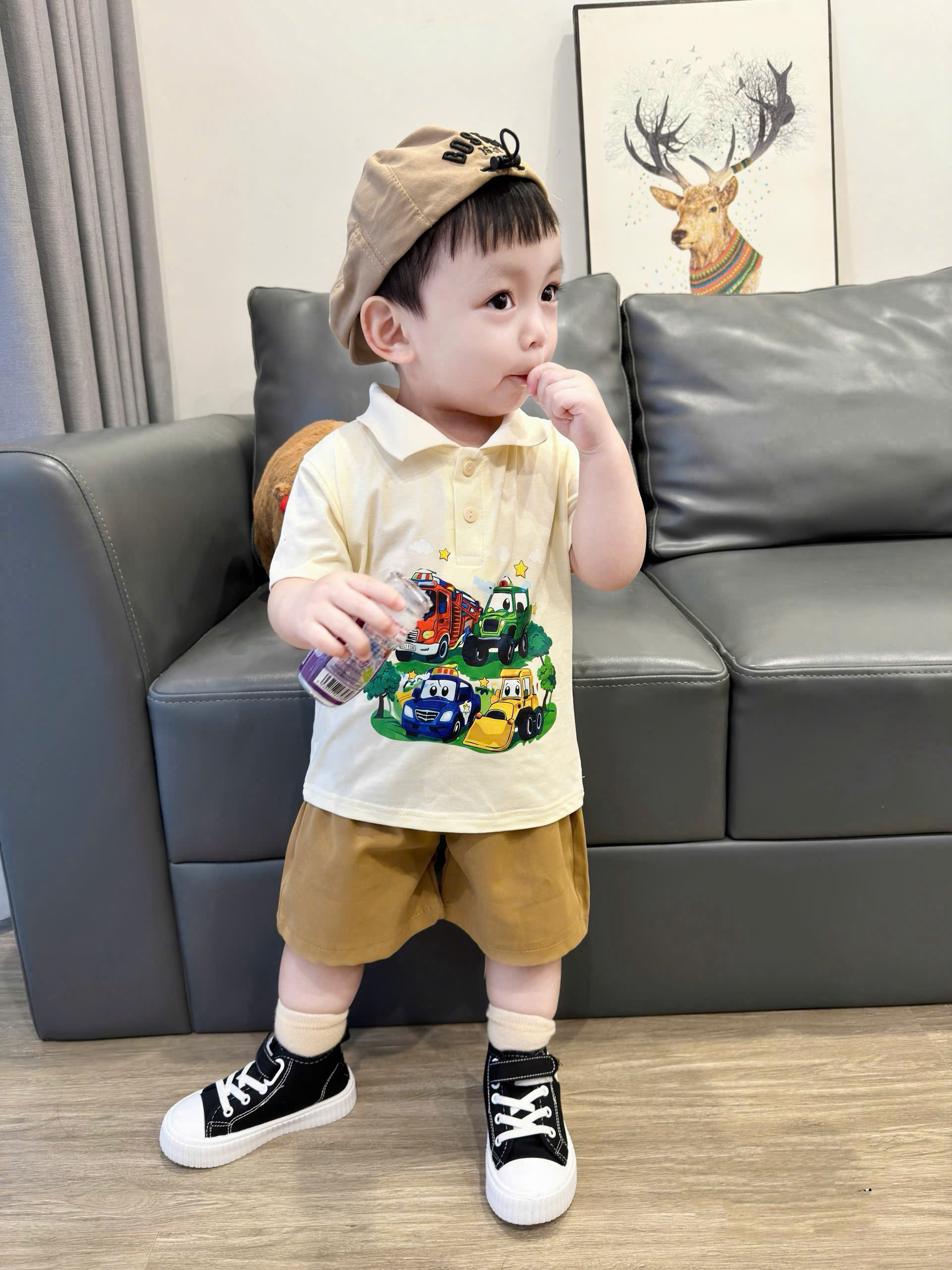 T202 - BỘ ĐÙI BÉ TRAI ÁO POLO BE OTO QUẦN KAKI NÂU