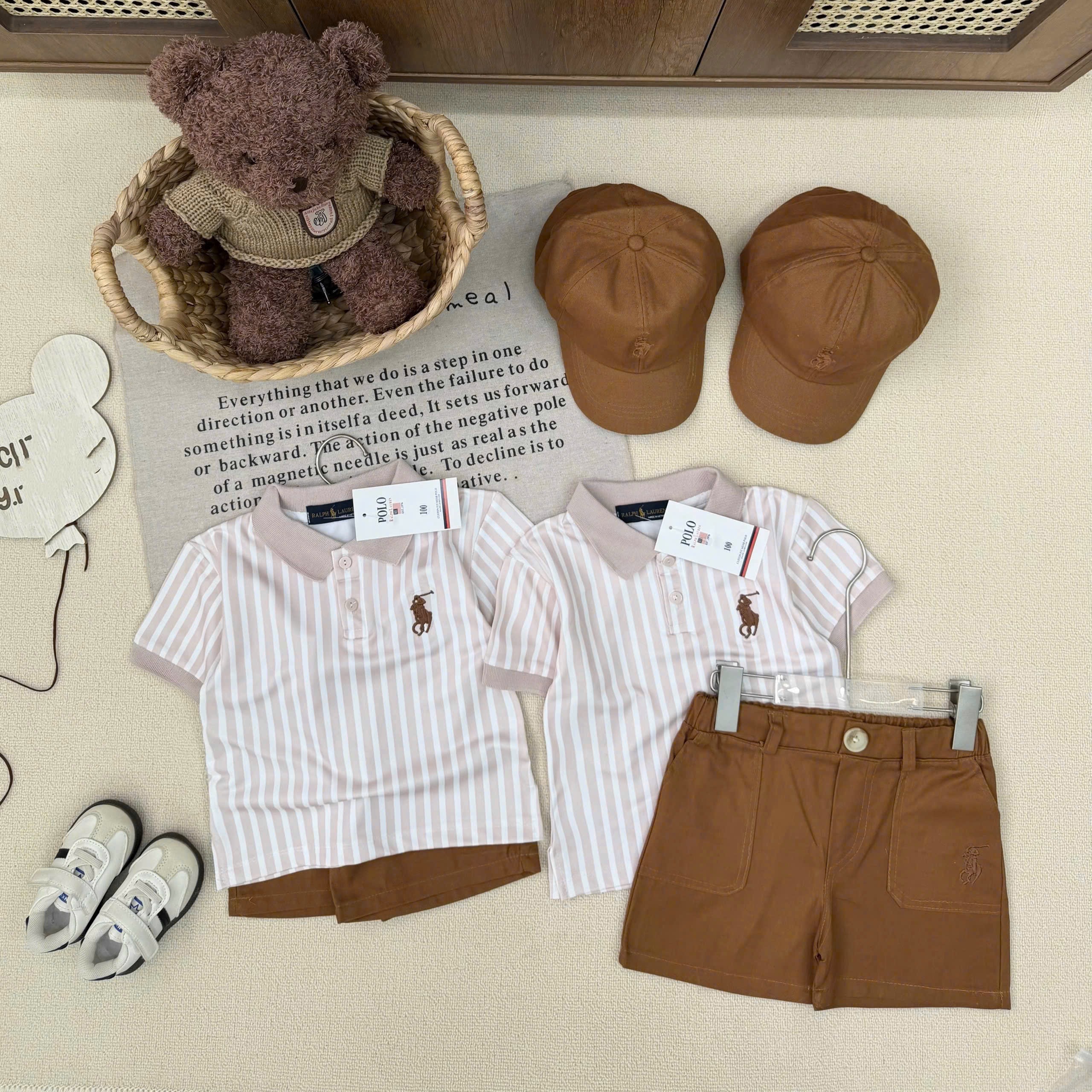 T214 - SET BÉ TRAI ÁO POLO SỌC KỊ SĨ QUẦN KAKI NÂU KÈM MŨ