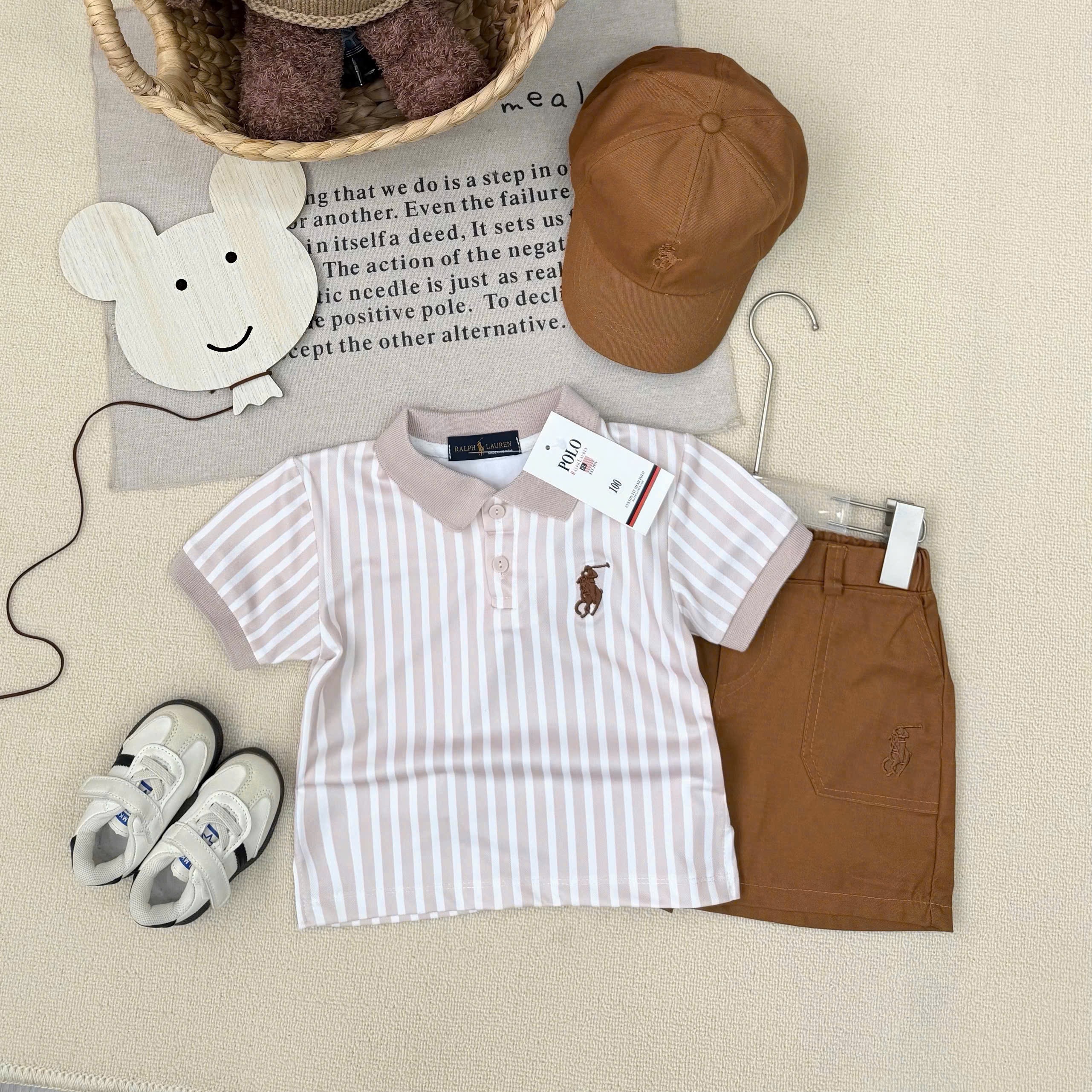 T214 - SET BÉ TRAI ÁO POLO SỌC KỊ SĨ QUẦN KAKI NÂU KÈM MŨ