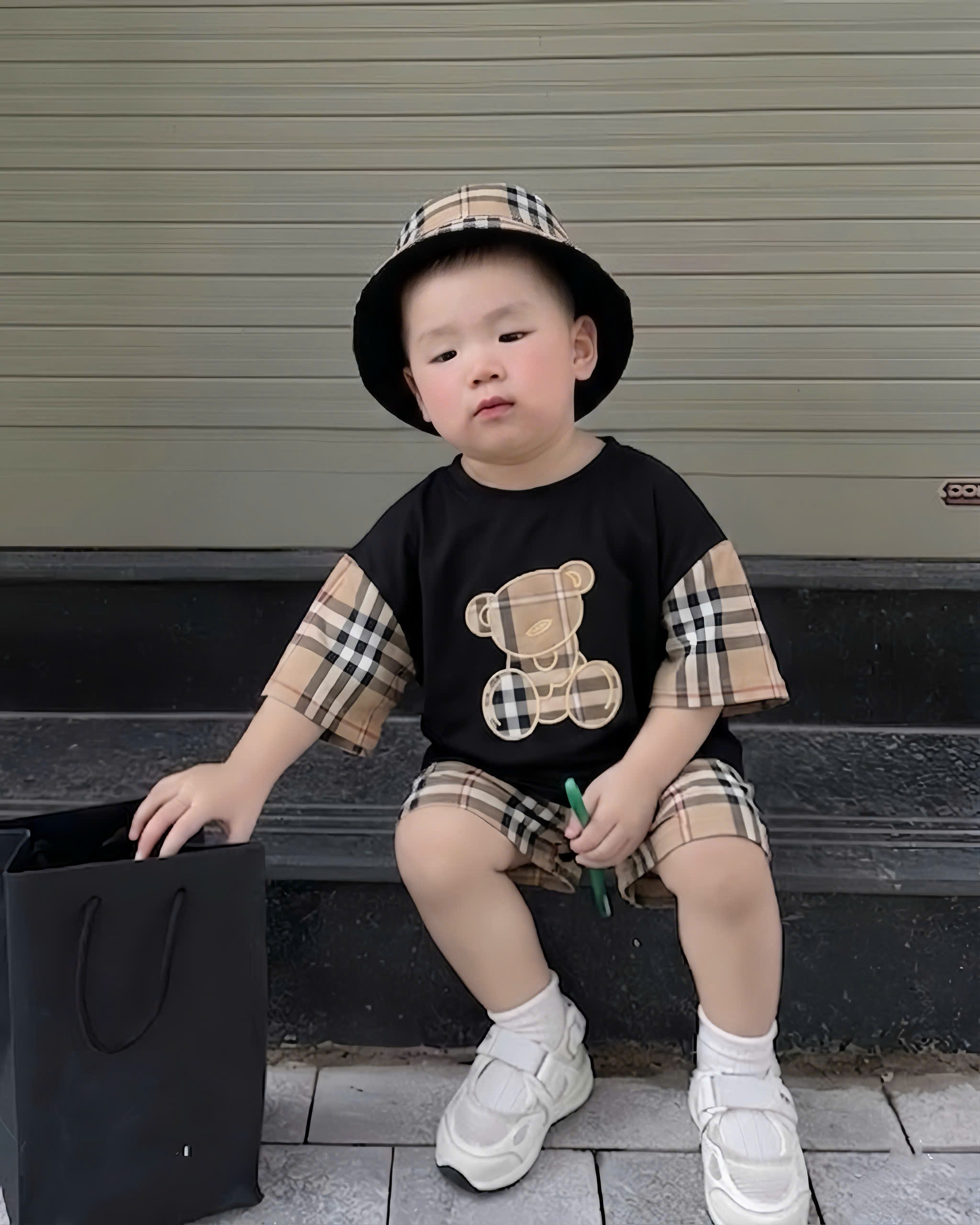 T266 - BỘ ĐÙI BÉ TRAI ÁO ĐEN GẤU PHỐI BBR KÈM MŨ VÀNH