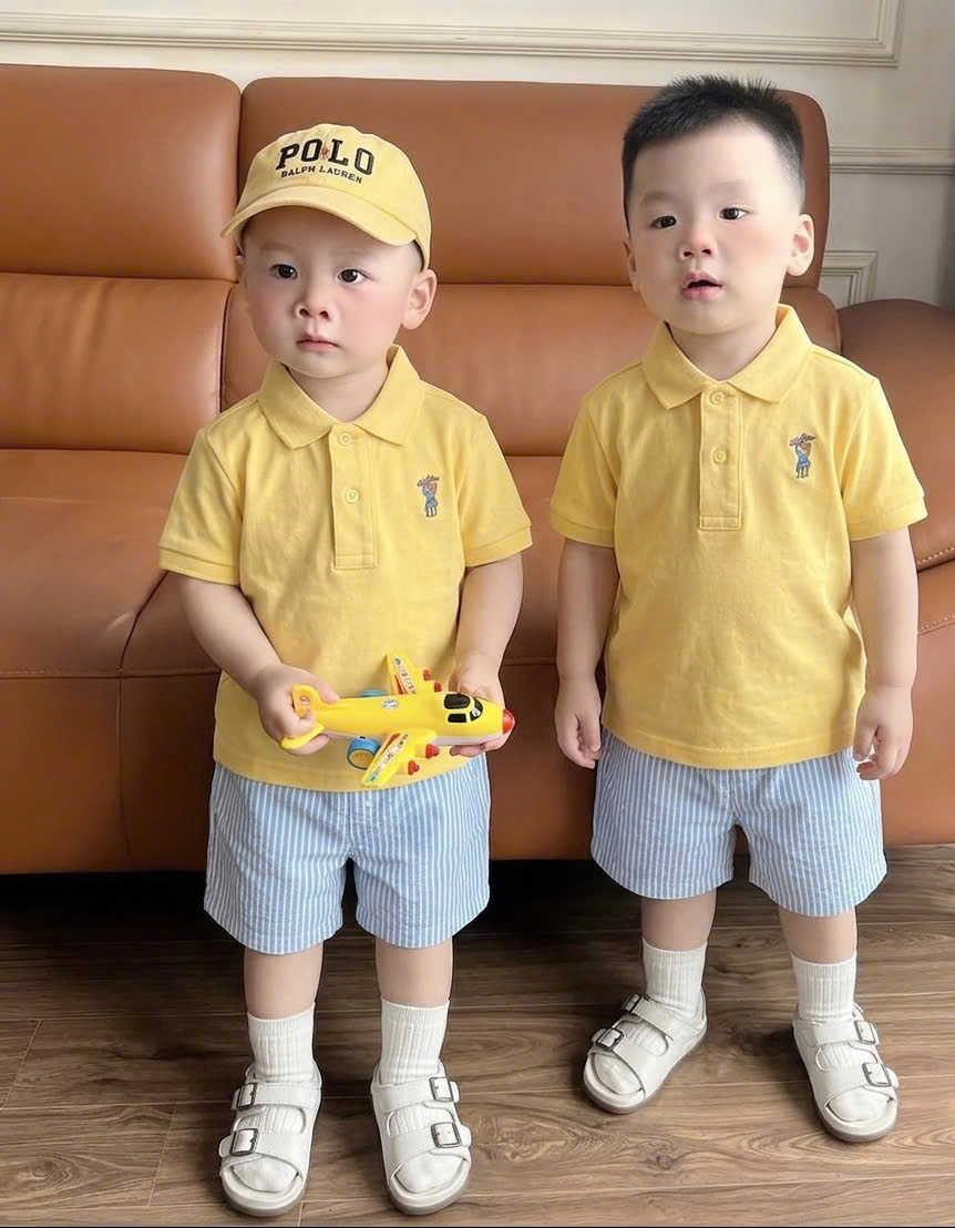 T282 - BỘ ĐÙI BÉ TRAI ÁO POLO VÀNG QUẦN SỌC XANH KÈM MŨ
