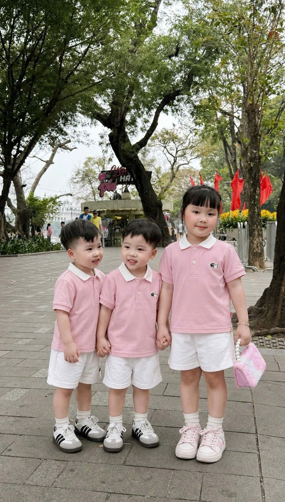 T279 - BỘ ĐÙI BÉ TRAI GÁI ÁO POLO HỒNG CÁ SẤU QUẦN TRẮNG