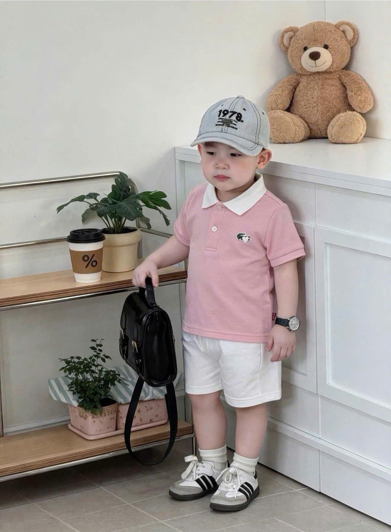 T279 - BỘ ĐÙI BÉ TRAI GÁI ÁO POLO HỒNG CÁ SẤU QUẦN TRẮNG