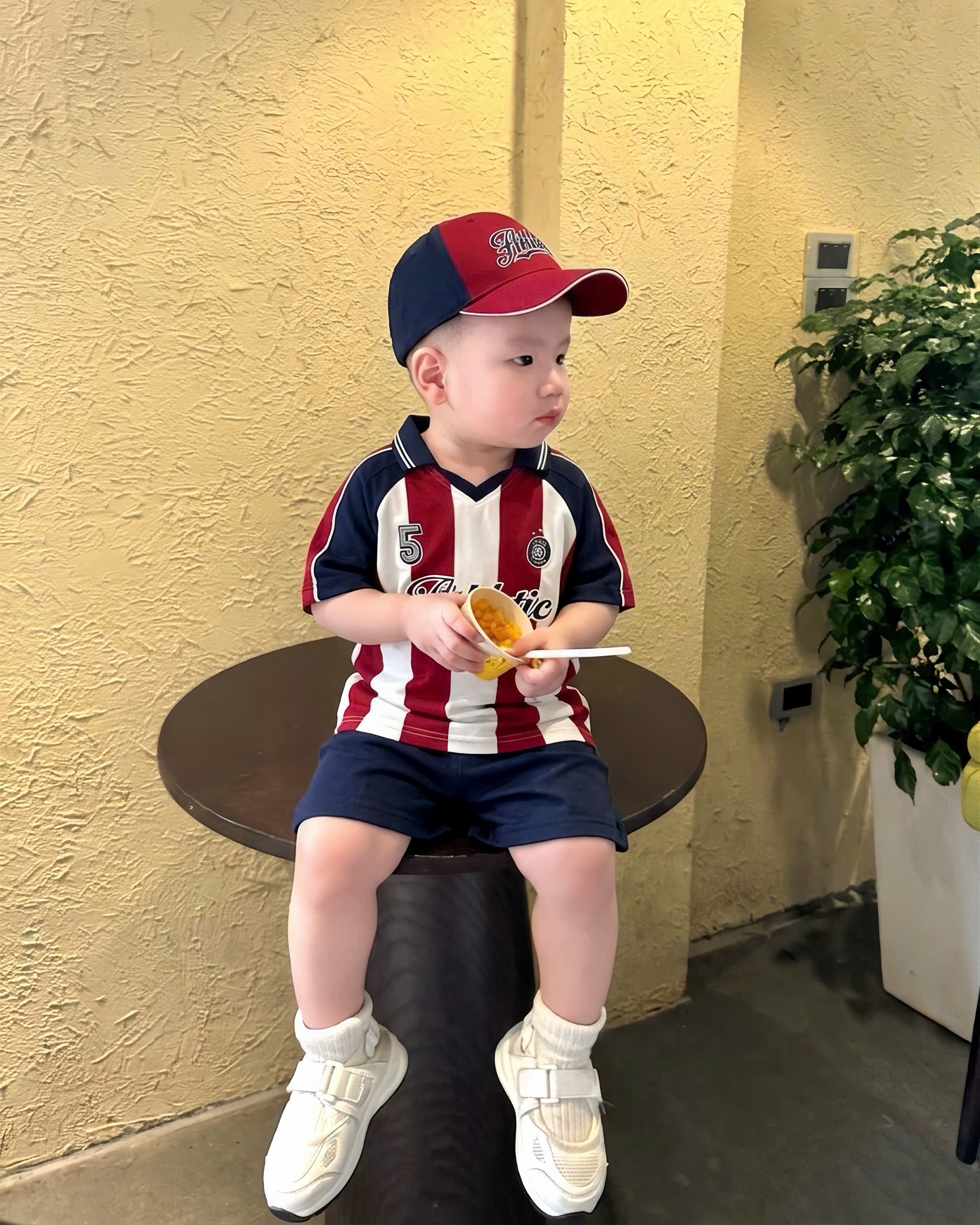 T287 - BỘ ĐÙI BÉ TRAI ÁO POLO CỔ V SỌC ĐỎ Athletic KÈM MŨ