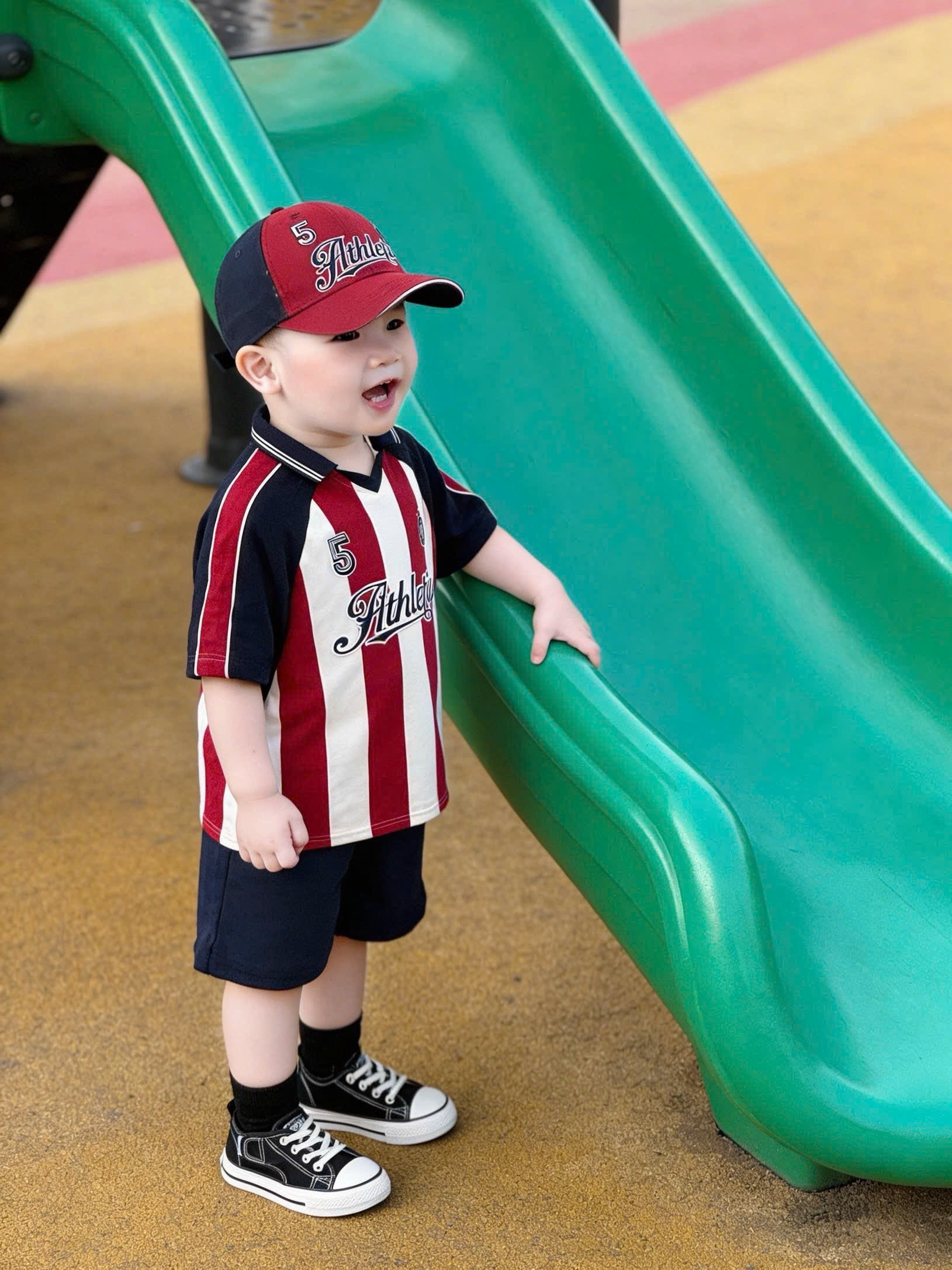 T287 - BỘ ĐÙI BÉ TRAI ÁO POLO CỔ V SỌC ĐỎ Athletic KÈM MŨ
