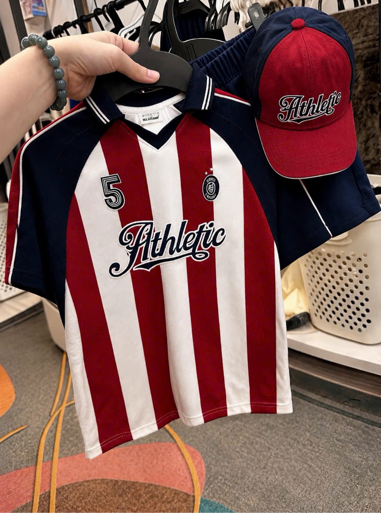 T287 - BỘ ĐÙI BÉ TRAI ÁO POLO CỔ V SỌC ĐỎ Athletic KÈM MŨ