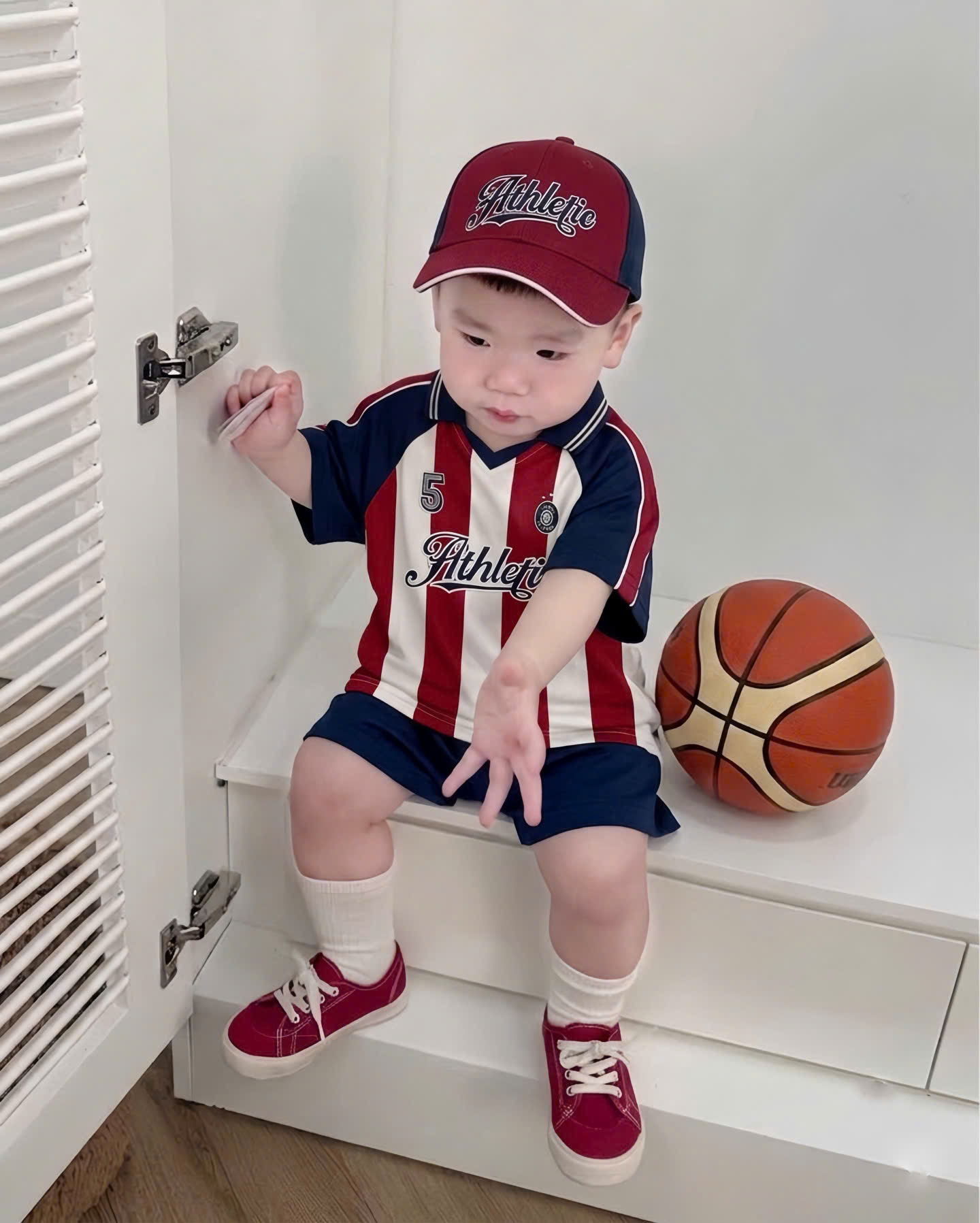 T287 - BỘ ĐÙI BÉ TRAI ÁO POLO CỔ V SỌC ĐỎ Athletic KÈM MŨ