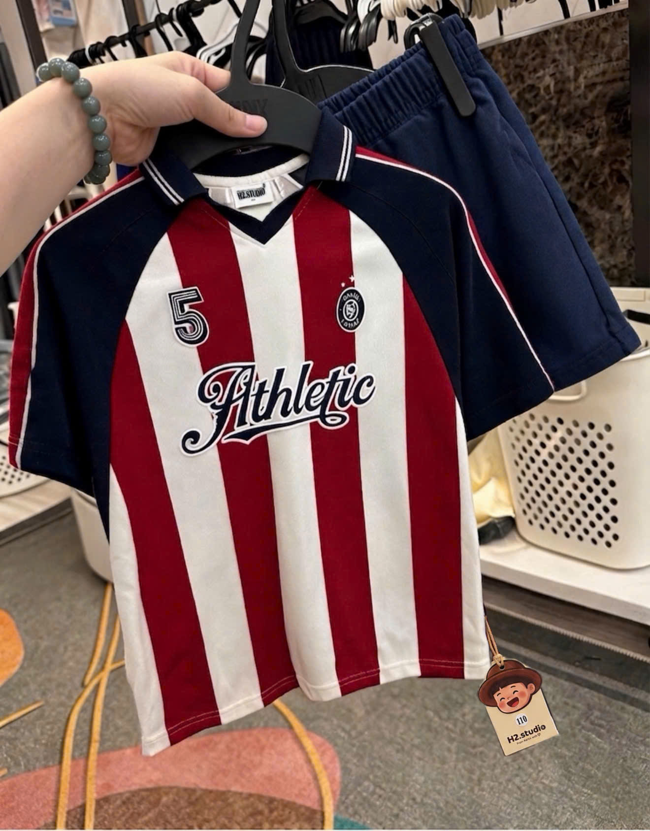 T287 - BỘ ĐÙI BÉ TRAI ÁO POLO CỔ V SỌC ĐỎ Athletic KÈM MŨ