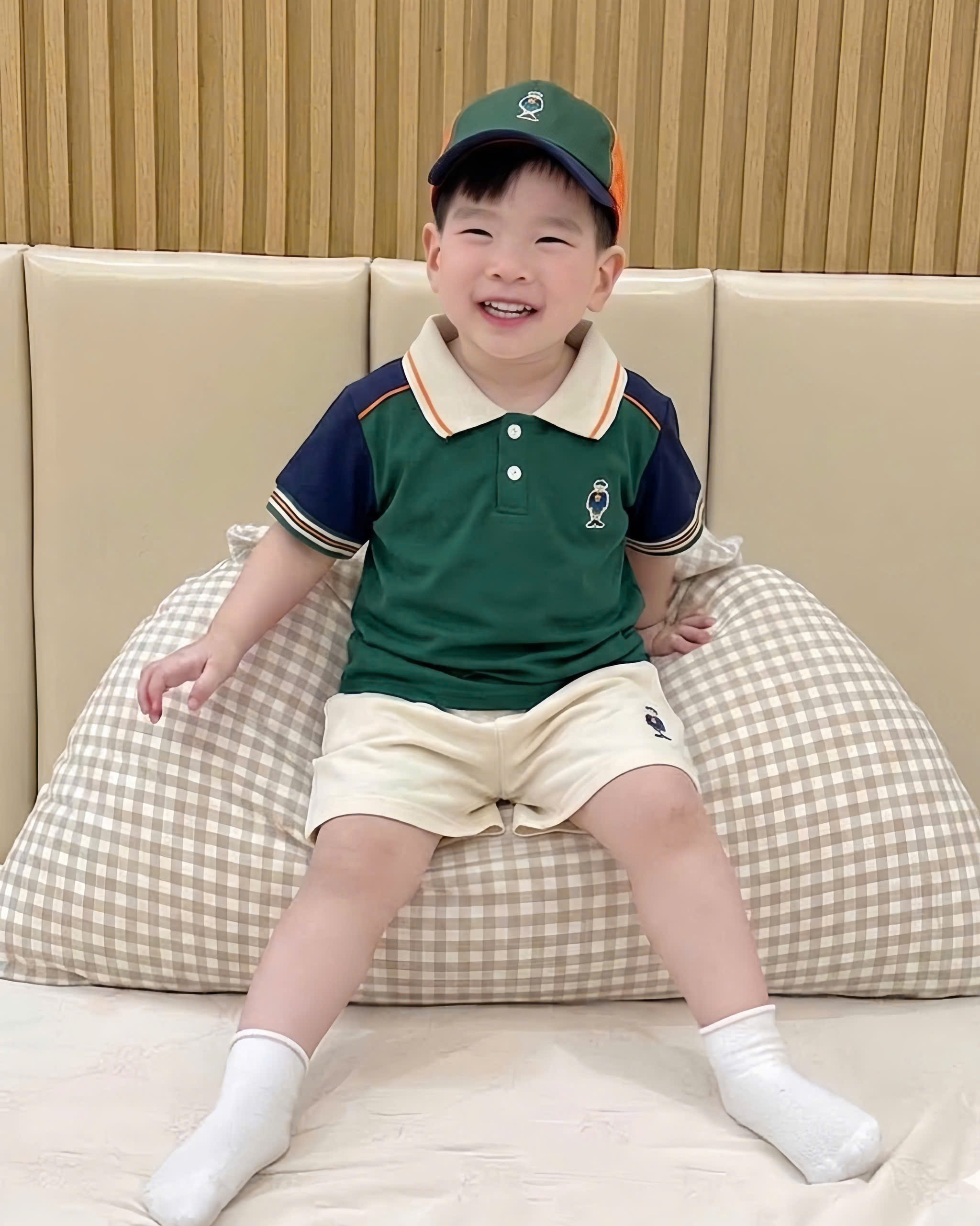 T299 - BỘ ĐÙI BÉ TRAI ÁO POLO XANH RÊU GẤU R QUẦN BE KÈM MŨ