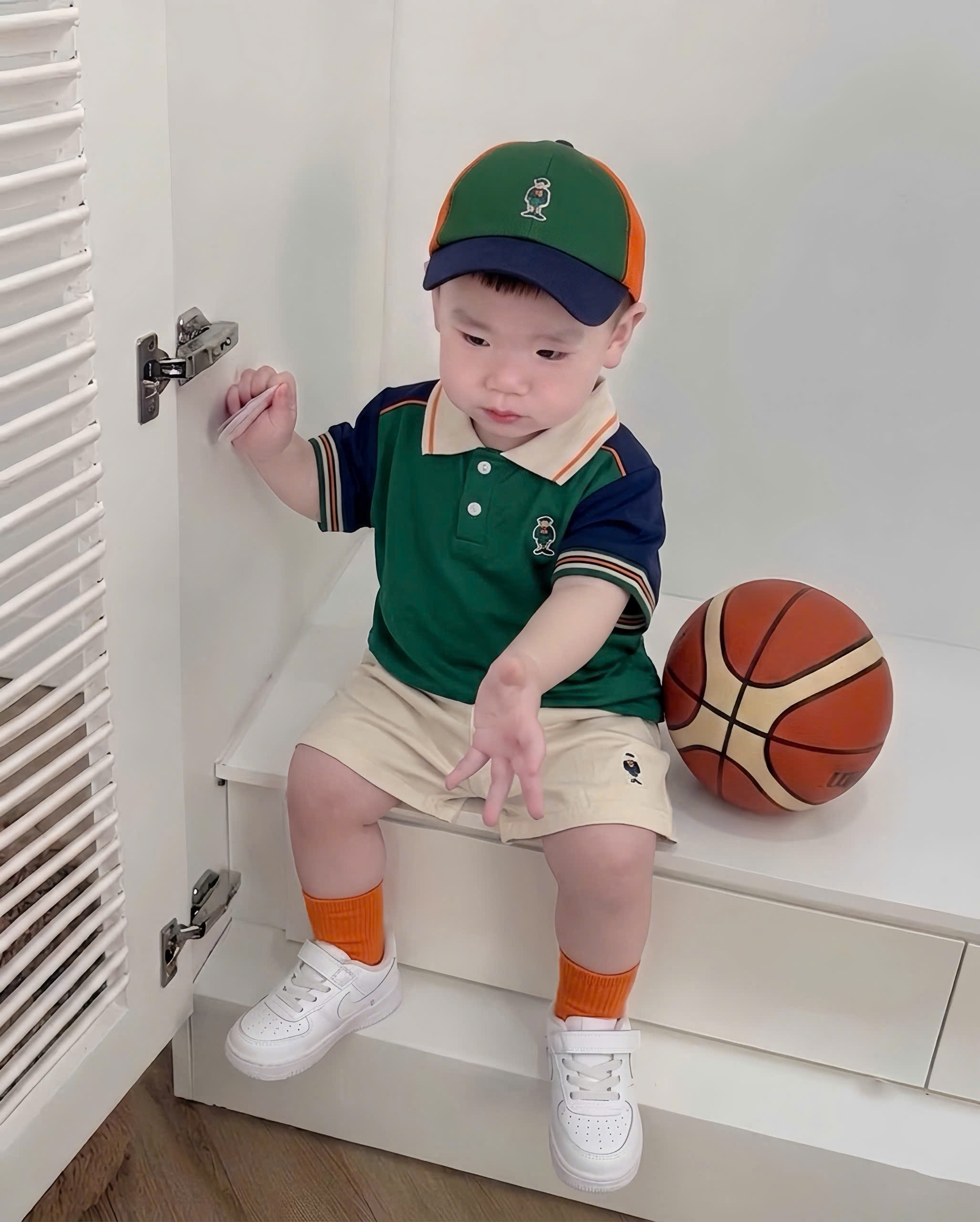 T299 - BỘ ĐÙI BÉ TRAI ÁO POLO XANH RÊU GẤU R QUẦN BE KÈM MŨ