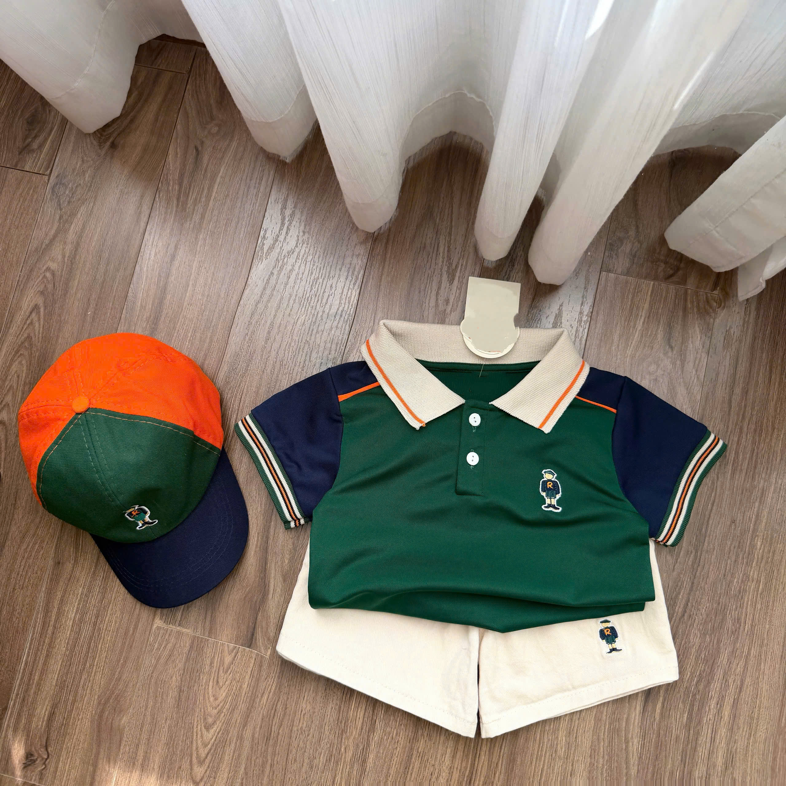 T299 - BỘ ĐÙI BÉ TRAI ÁO POLO XANH RÊU GẤU R QUẦN BE KÈM MŨ