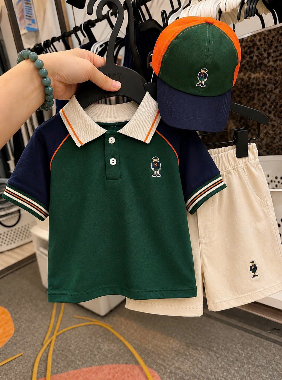 T299 - BỘ ĐÙI BÉ TRAI ÁO POLO XANH RÊU GẤU R QUẦN BE KÈM MŨ