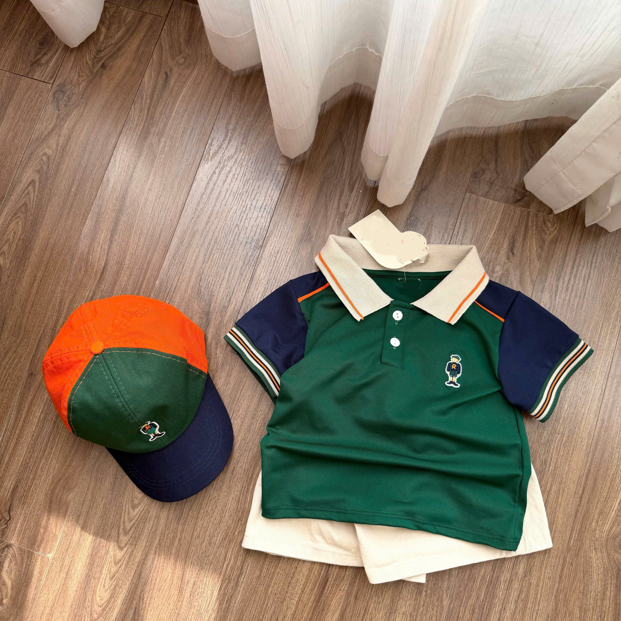 T299 - BỘ ĐÙI BÉ TRAI ÁO POLO XANH RÊU GẤU R QUẦN BE KÈM MŨ
