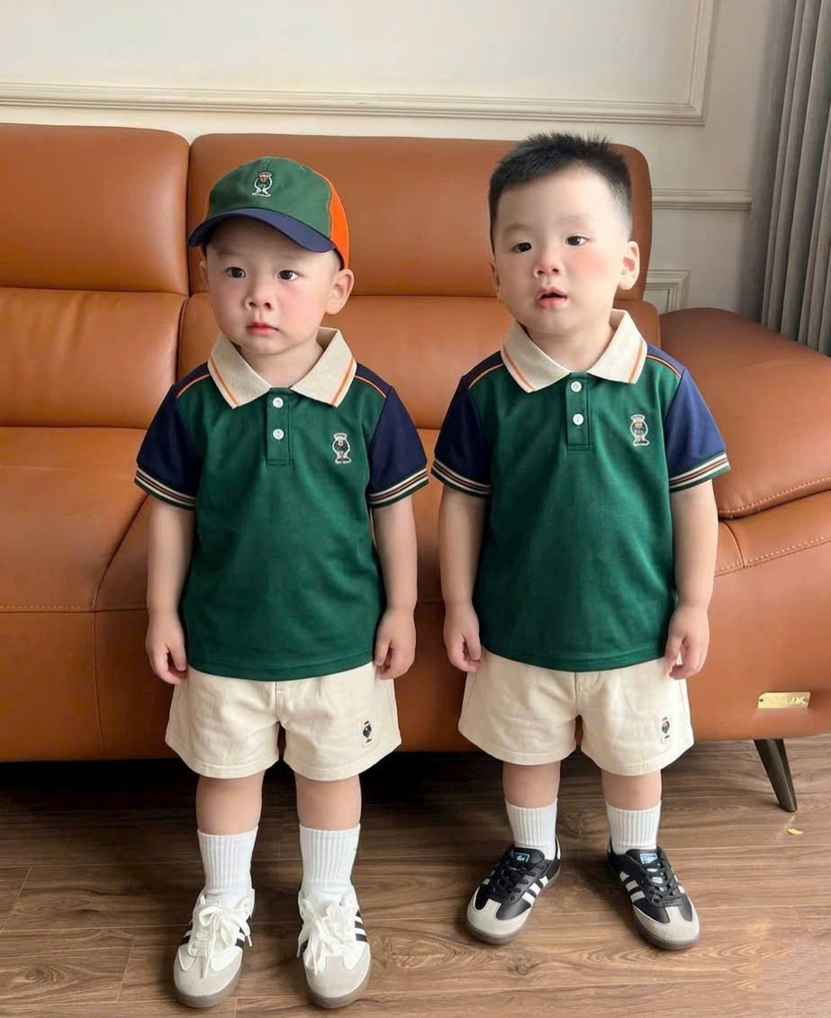 T299 - BỘ ĐÙI BÉ TRAI ÁO POLO XANH RÊU GẤU R QUẦN BE KÈM MŨ