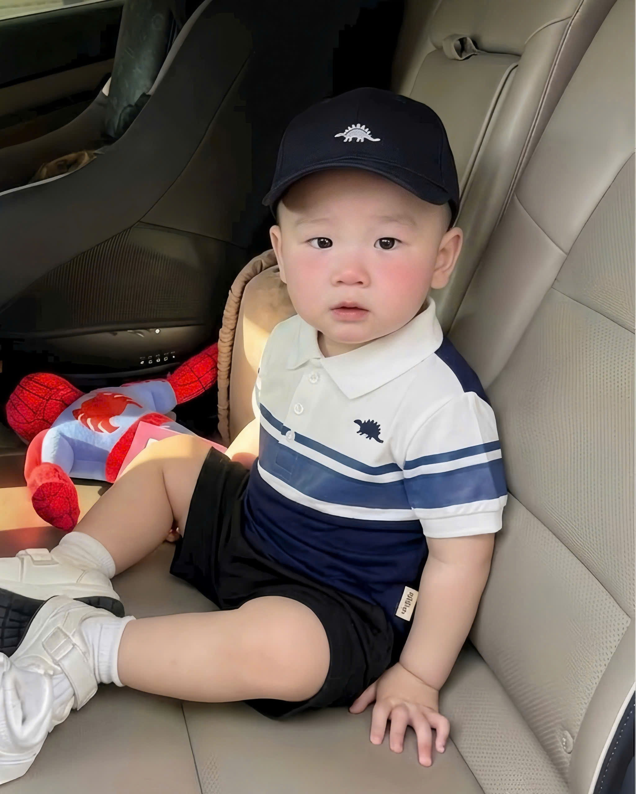 T306 - BỘ ĐÙI BÉ TRAI TRẮNG PHỐI THAN KHỦNG LONG KÈM MŨ