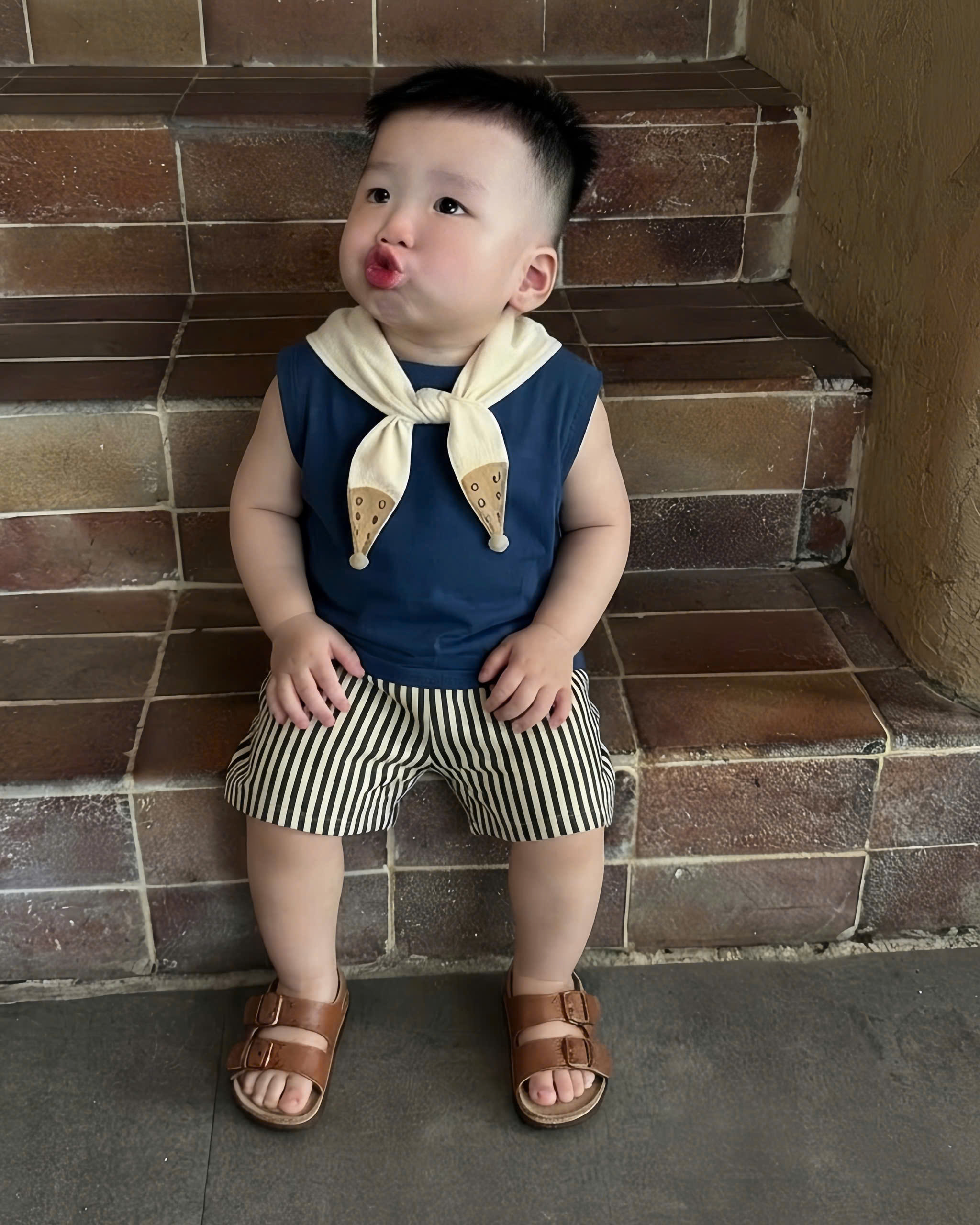 T342 - BỘ ĐÙI BÉ TRAI ÁO THAN KÈM KHĂN QUẦN SỌC THAN