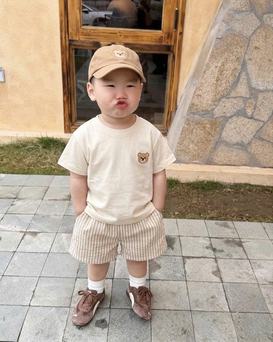 T372 - BỘ ĐÙI BÉ TRAI ÁO BE THÊU GẤU NÂU QUẦN SỌC KÈM MŨ