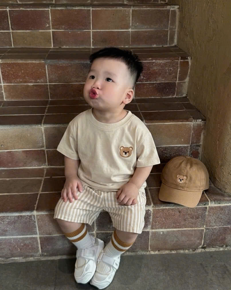 T372 - BỘ ĐÙI BÉ TRAI ÁO BE THÊU GẤU NÂU QUẦN SỌC KÈM MŨ