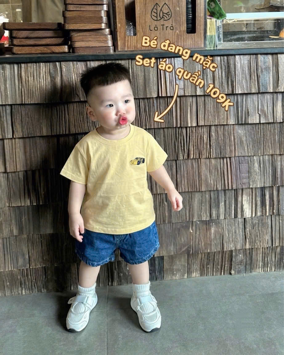 T380 - BỘ ĐÙI BÉ TRAI ÁO VÀNG THÊU OTO QUẦN BÒ