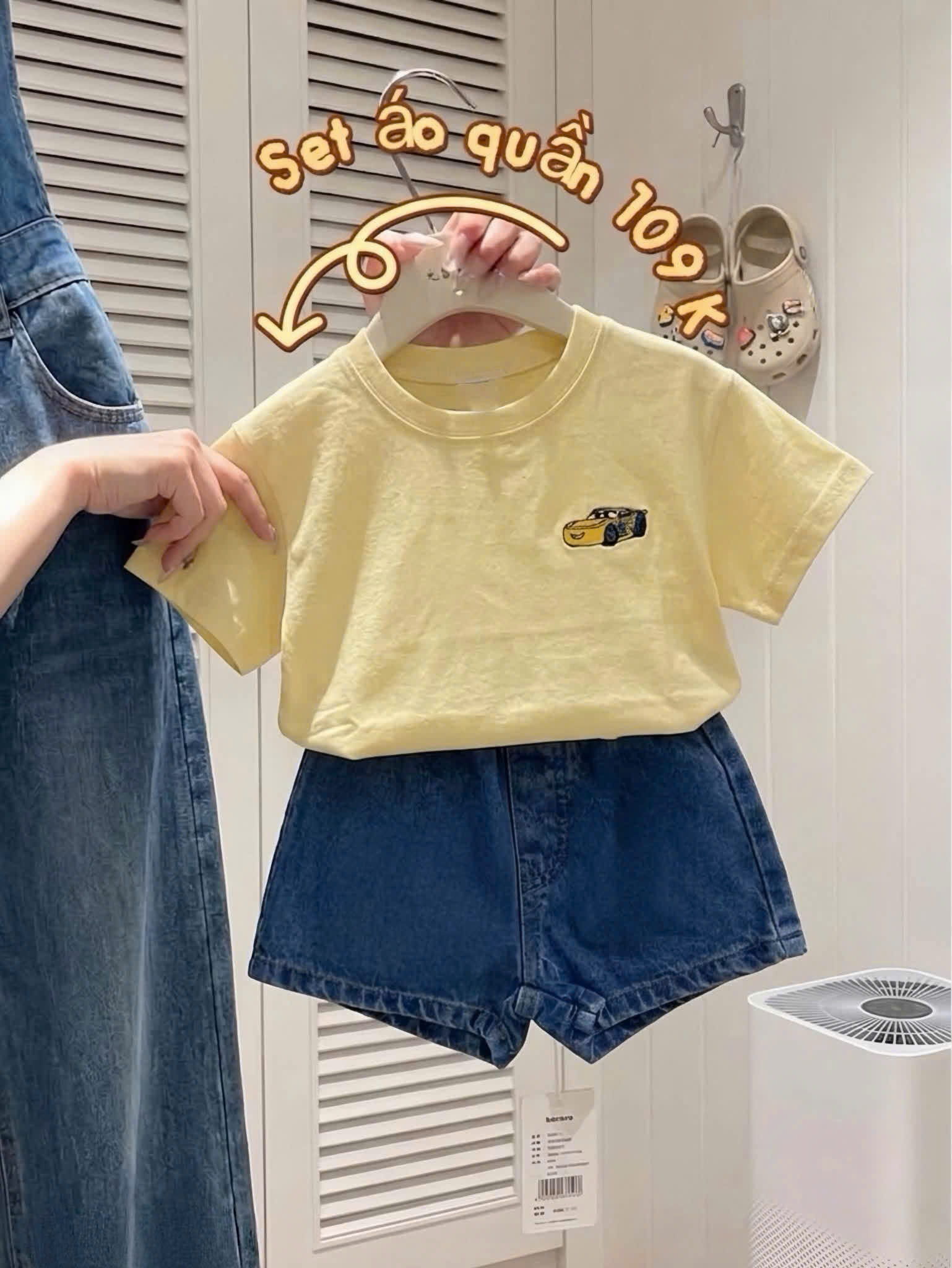 T380 - BỘ ĐÙI BÉ TRAI ÁO VÀNG THÊU OTO QUẦN BÒ