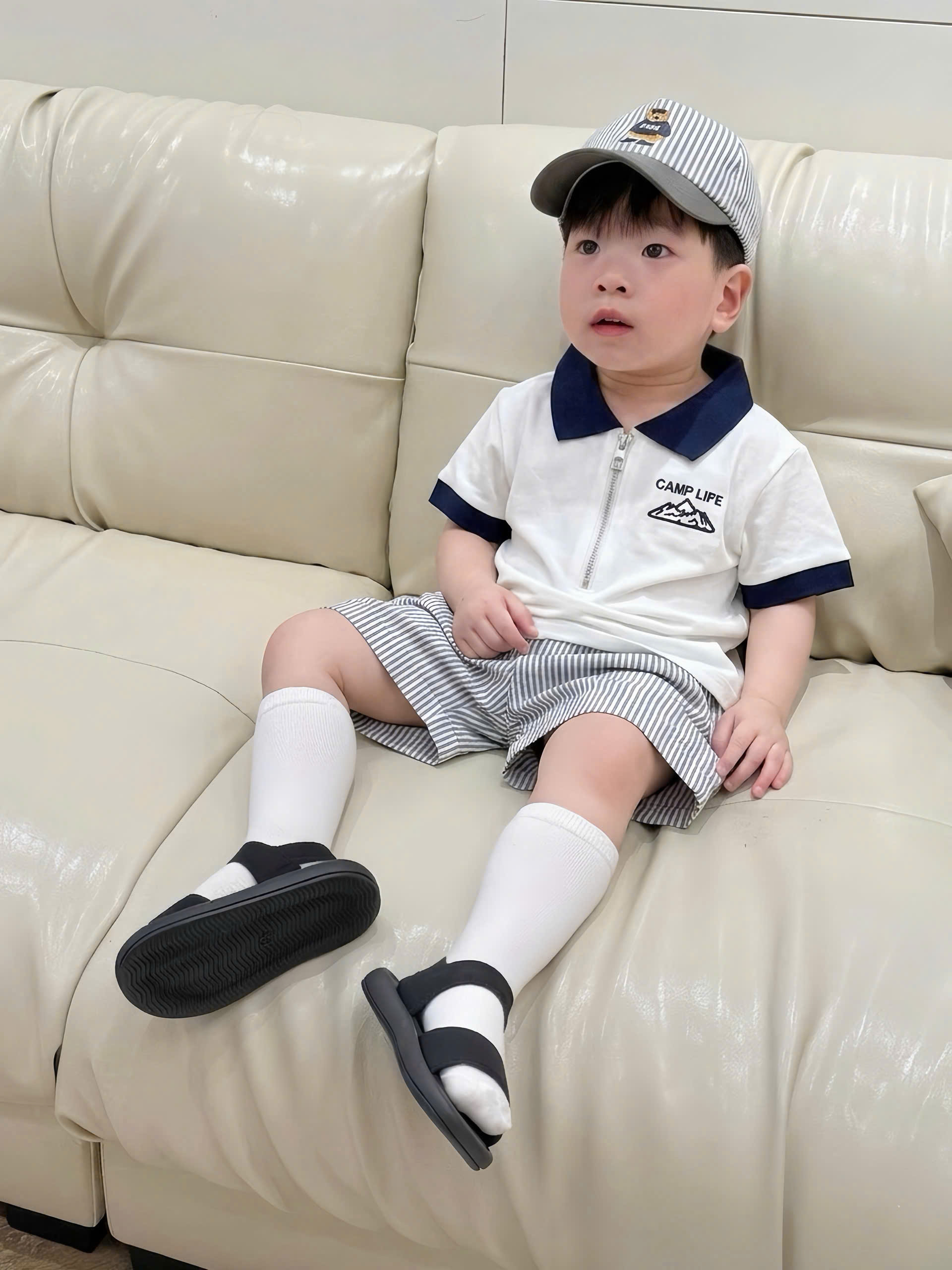 T404 - BỘ ĐÙI BÉ TRAI ÁO POLO TRẮNG CỔ THAN LIFE QUẦN SỌC KÈM MŨ