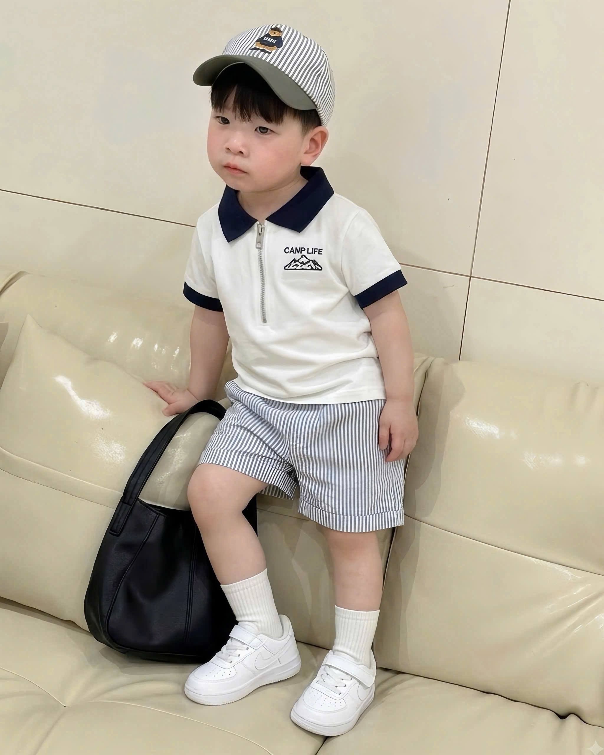 T404 - BỘ ĐÙI BÉ TRAI ÁO POLO TRẮNG CỔ THAN LIFE QUẦN SỌC KÈM MŨ