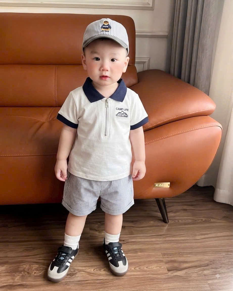 T404 - BỘ ĐÙI BÉ TRAI ÁO POLO TRẮNG CỔ THAN LIFE QUẦN SỌC KÈM MŨ