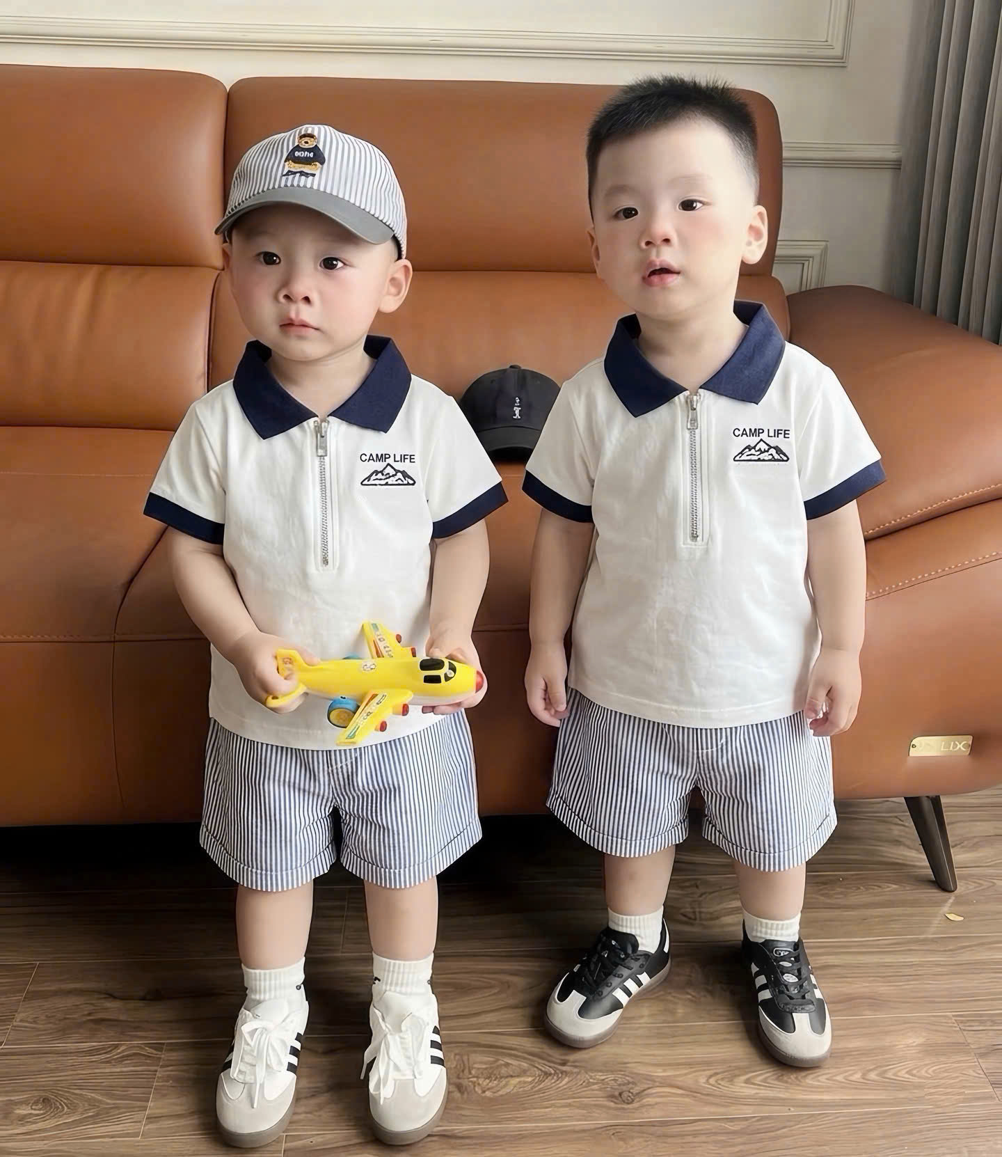 T404 - BỘ ĐÙI BÉ TRAI ÁO POLO TRẮNG CỔ THAN LIFE QUẦN SỌC KÈM MŨ