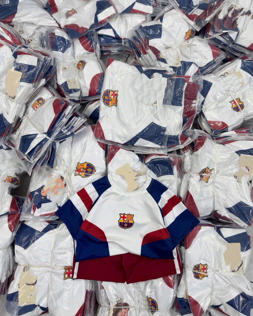 (chờ) T407 - BỘ ĐÙI BÉ TRAI TRẮNG PHỐI THAN QUẦN ĐỎ FCB