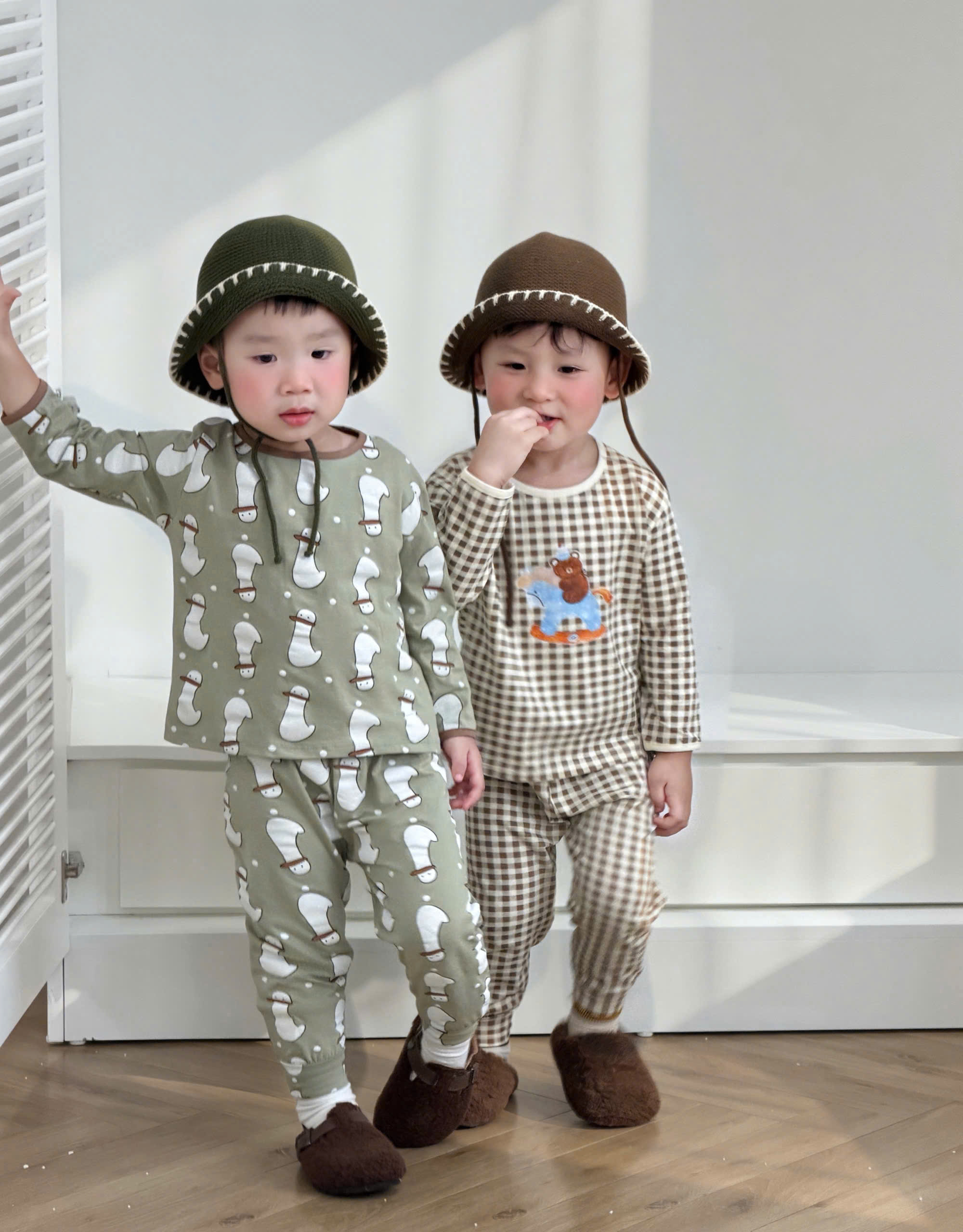 T437 - SET 2 BỘ BÉ TRAI DÀI TAY HẢI CẨU xanh caro nâu