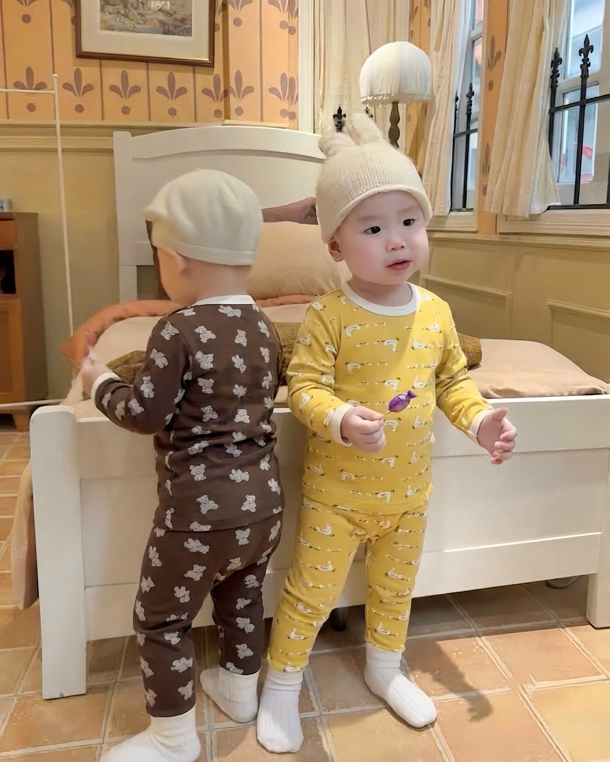 T443 - SET 2 BỘ BÉ TRAI GÁI ZIP VỊT GẤU nâu vàng