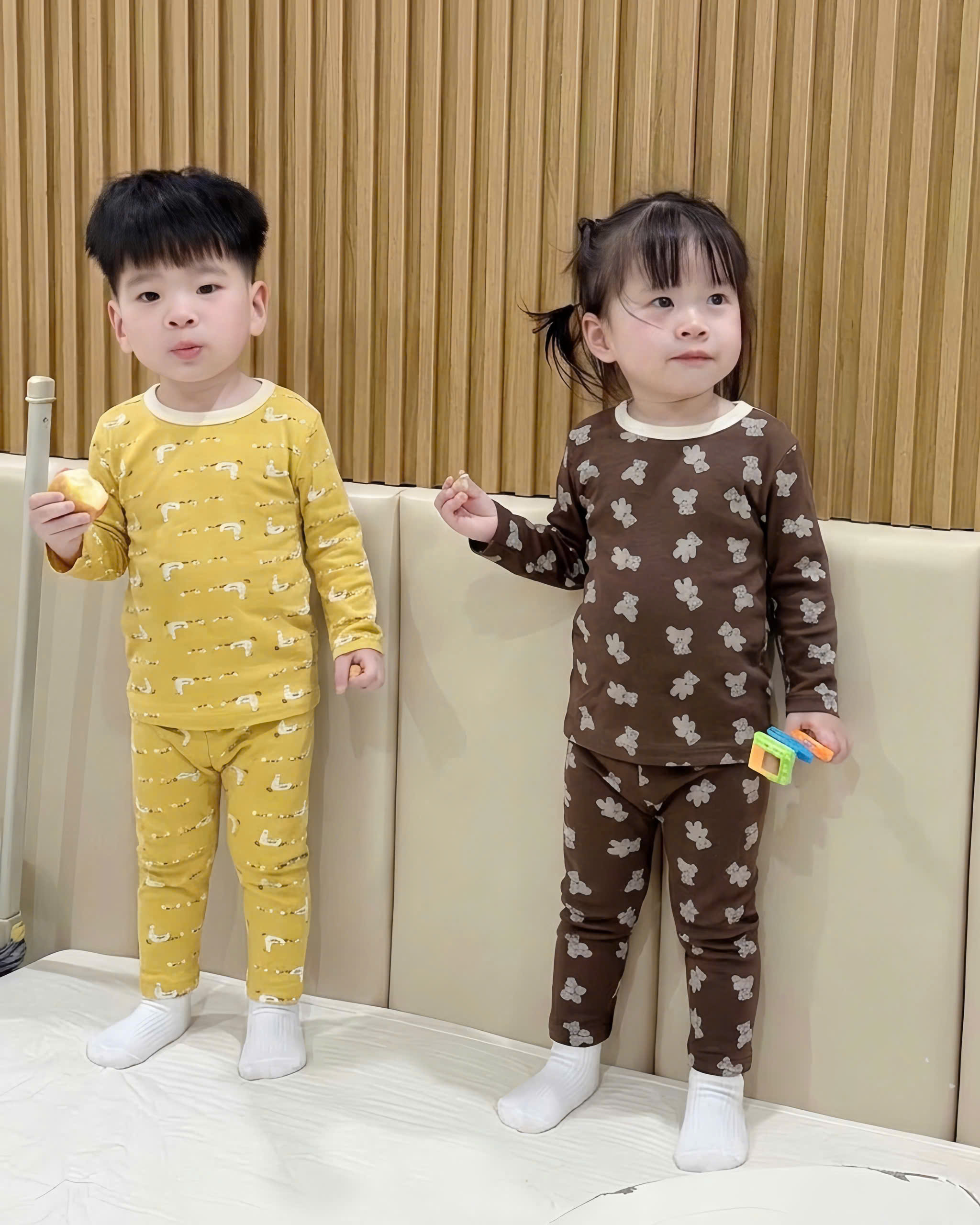 T443 - SET 2 BỘ BÉ TRAI GÁI ZIP VỊT GẤU nâu vàng