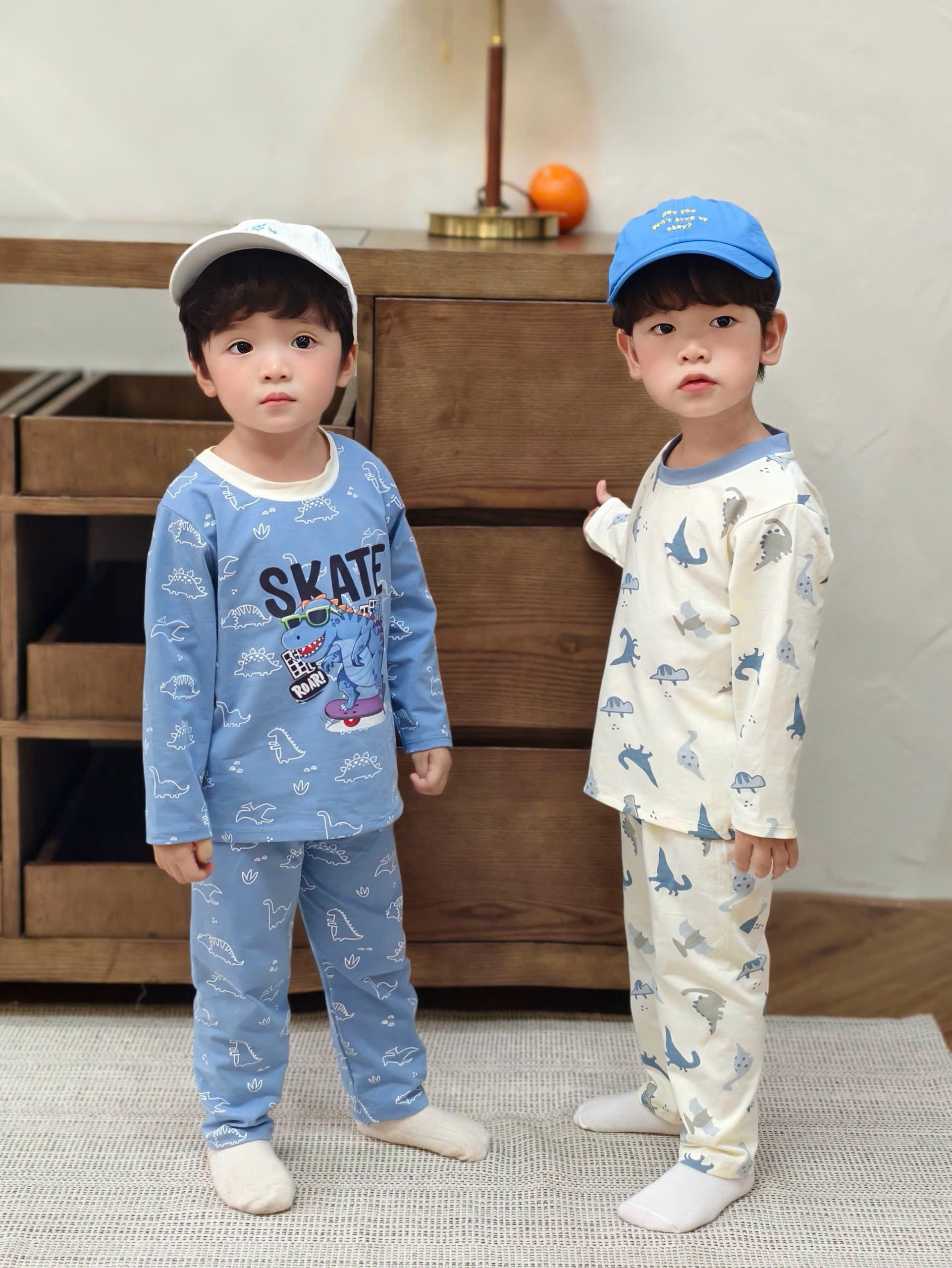 T447 - SET 2 BỘ BÉ TRAI DÀI TAY KHỦNG LONG SKATE xanh be