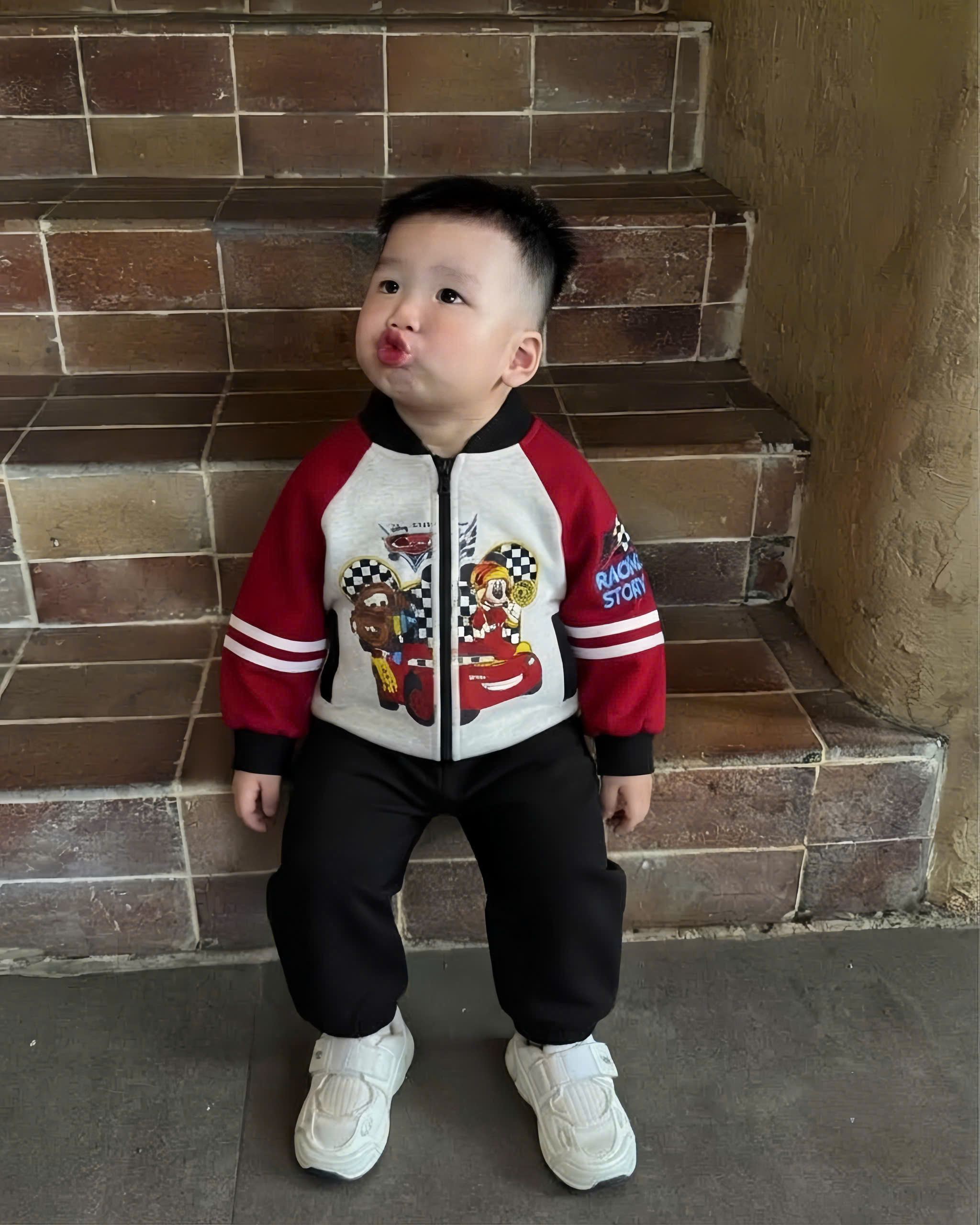 (chờ) T454 - SET BÉ TRAI ÁO KHOÁC ĐỎ GHI MICKEY OTO QUẦN NỈ ĐEN