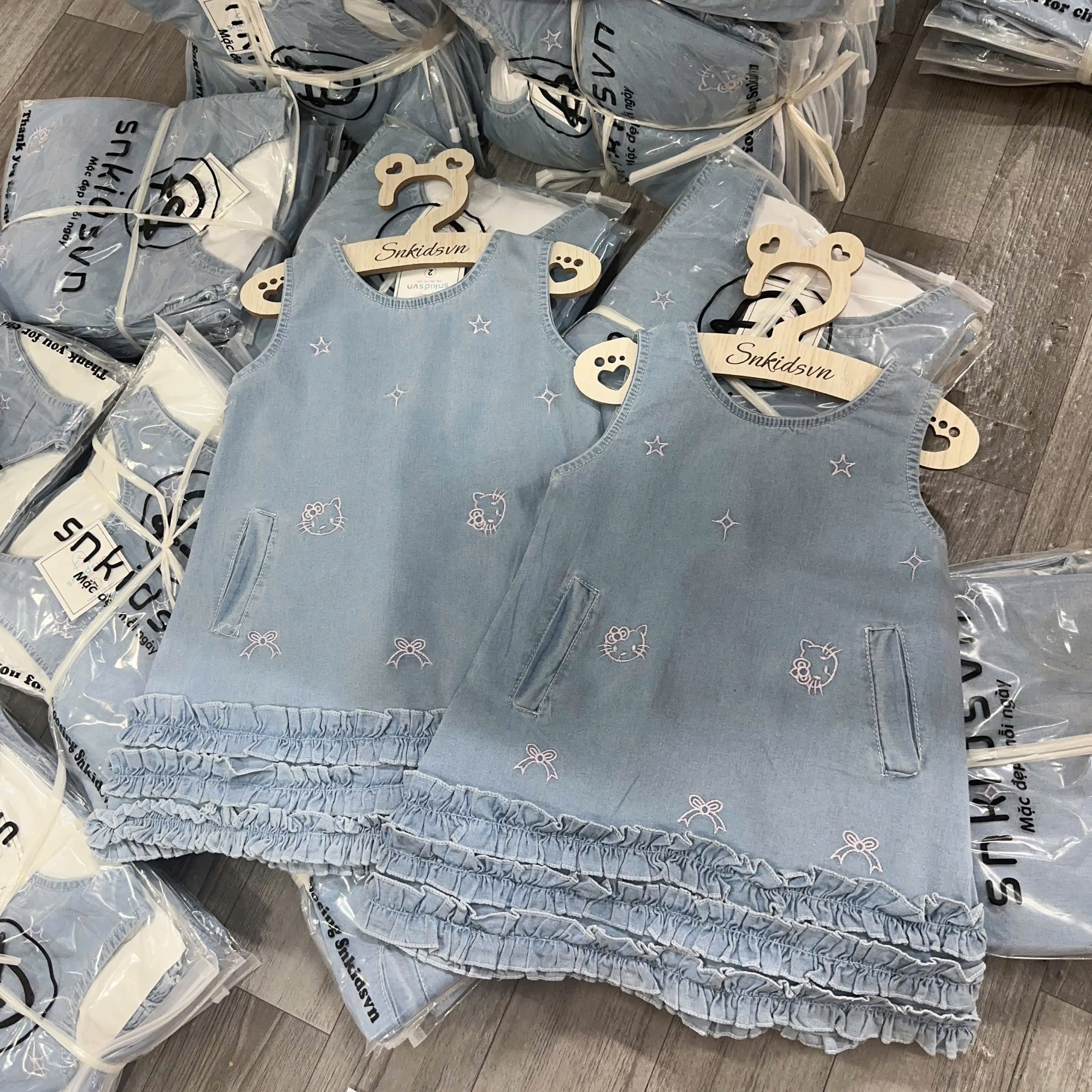 VB566 - VÁY BÉ GÁI JEANS XANH SÁT NÁCH BÈO THÊU MÈO