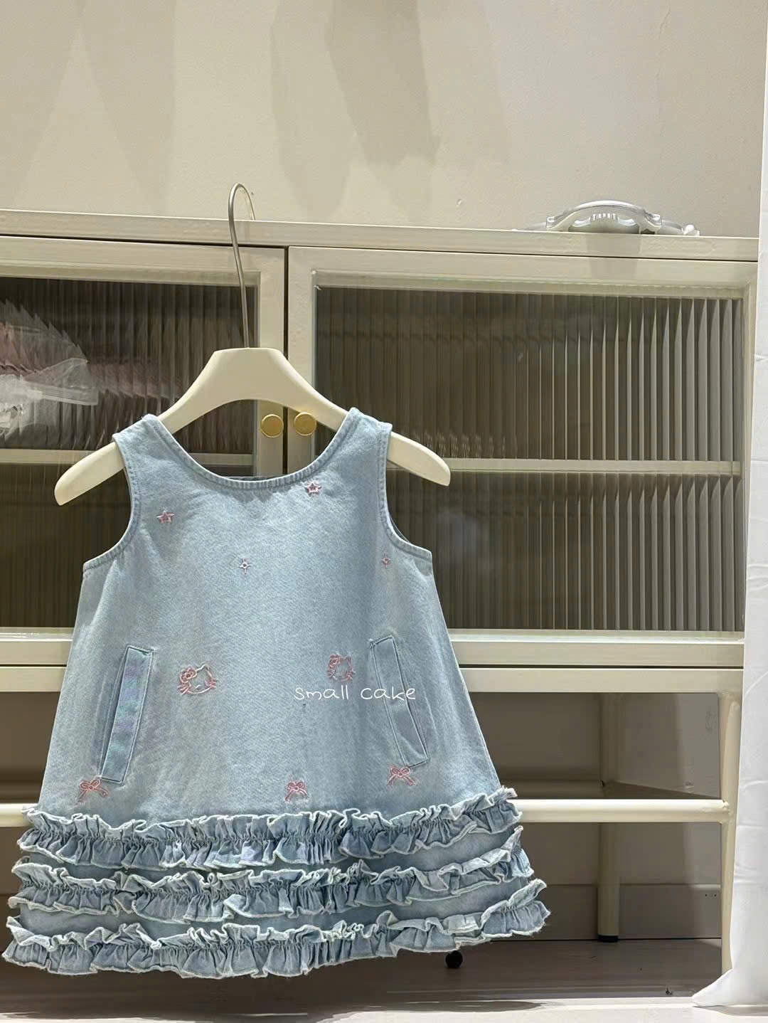 VB566 - VÁY BÉ GÁI JEANS XANH SÁT NÁCH BÈO THÊU MÈO