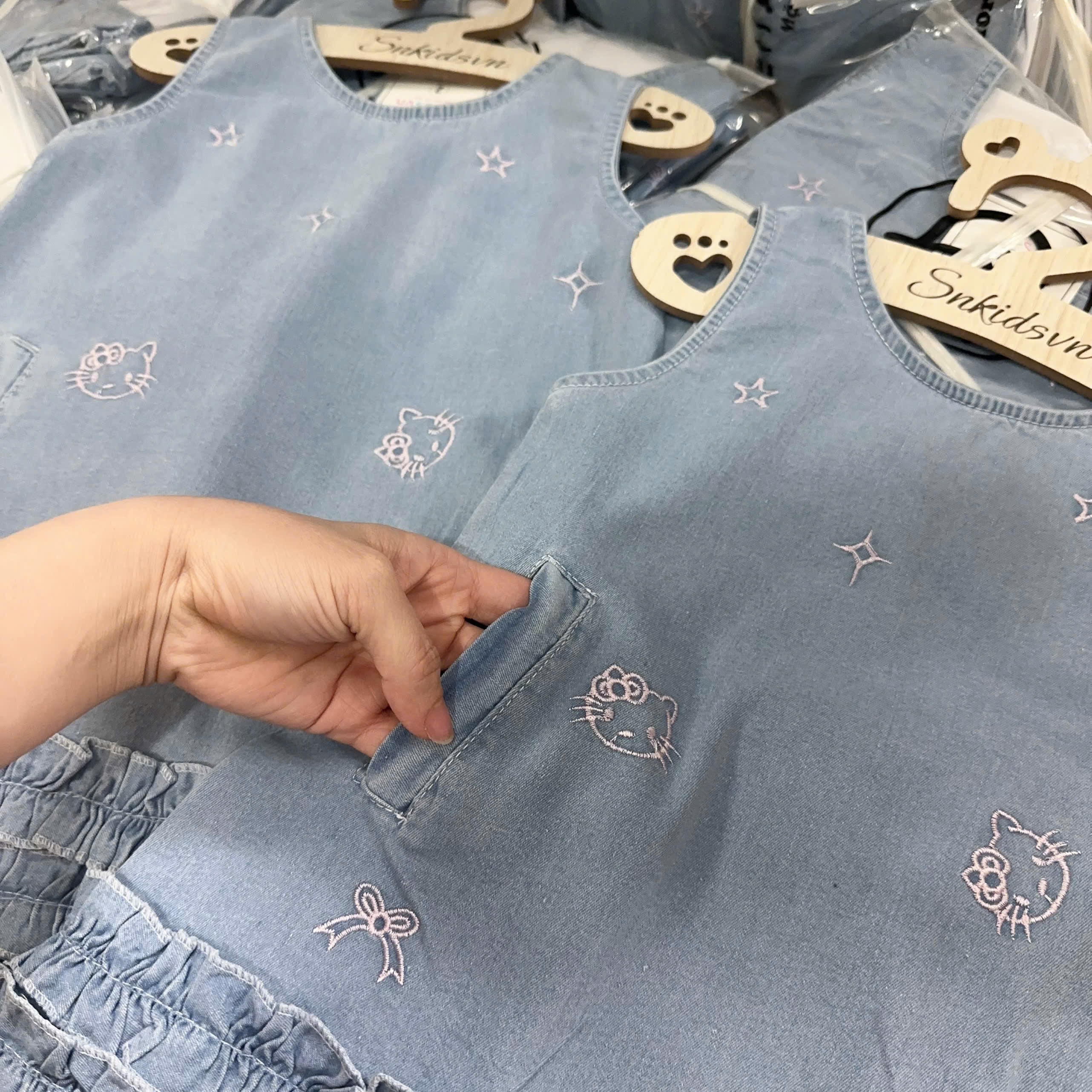 VB566 - VÁY BÉ GÁI JEANS XANH SÁT NÁCH BÈO THÊU MÈO