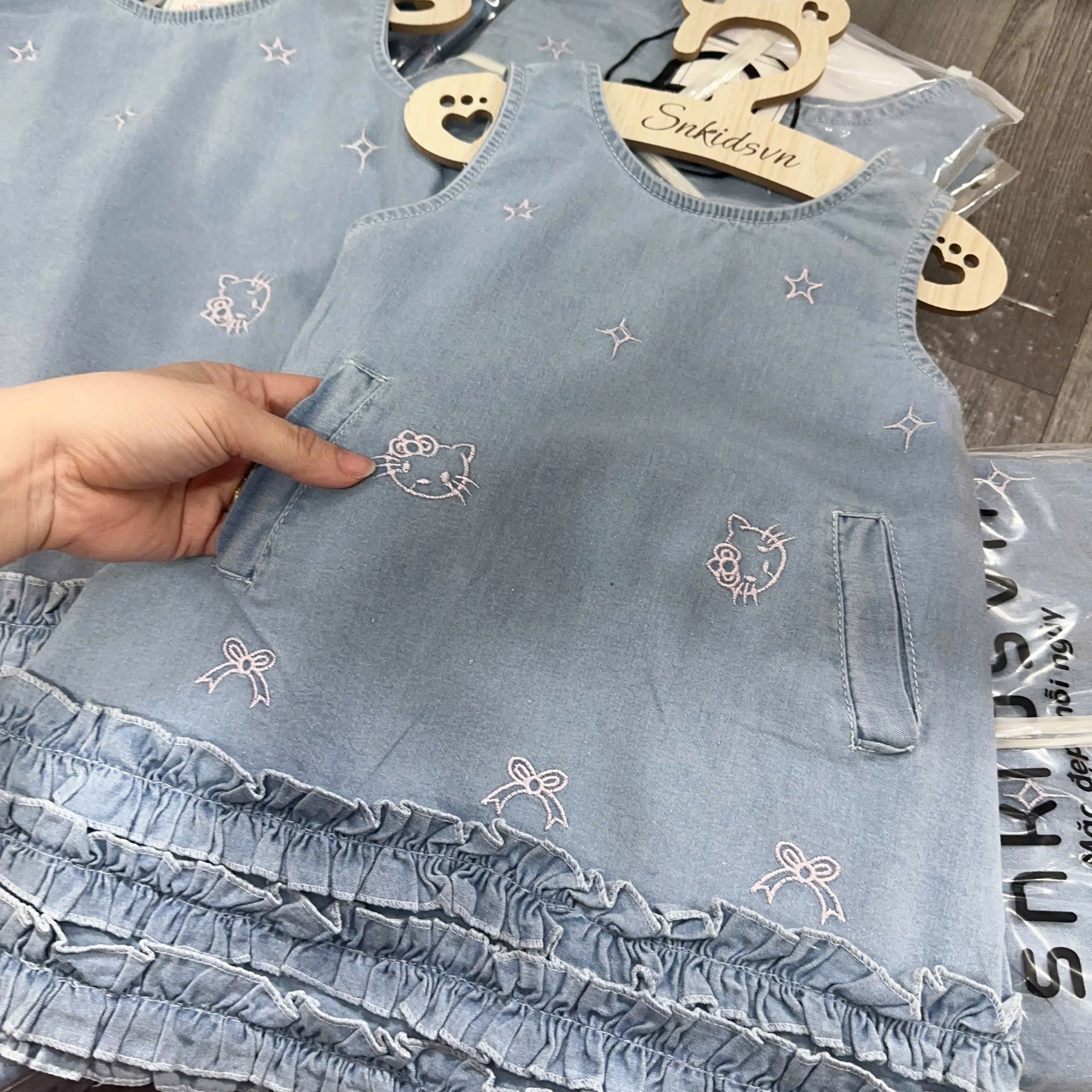 VB566 - VÁY BÉ GÁI JEANS XANH SÁT NÁCH BÈO THÊU MÈO