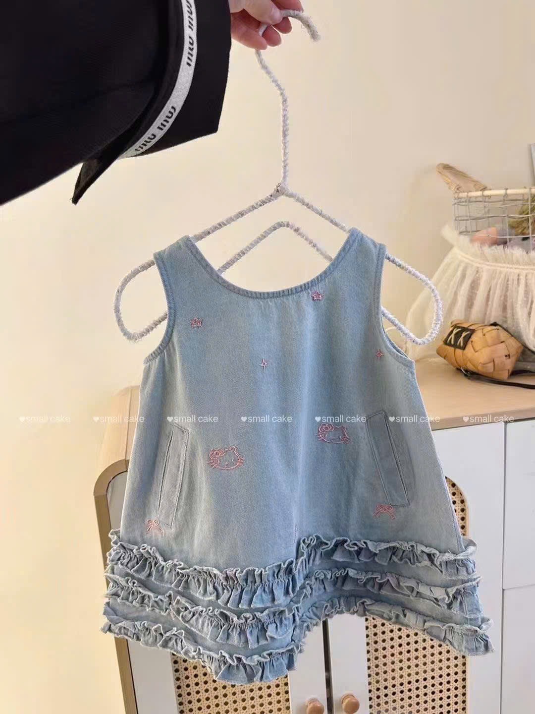 VB566 - VÁY BÉ GÁI JEANS XANH SÁT NÁCH BÈO THÊU MÈO