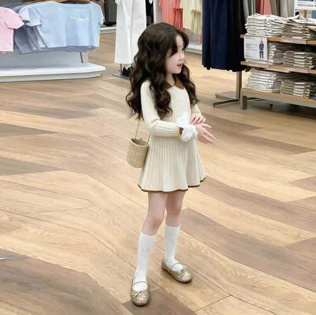 VB604 - VÁY BÉ GÁI POLO LEN TĂM XÒE CỔ PHỐI DÀI TAY