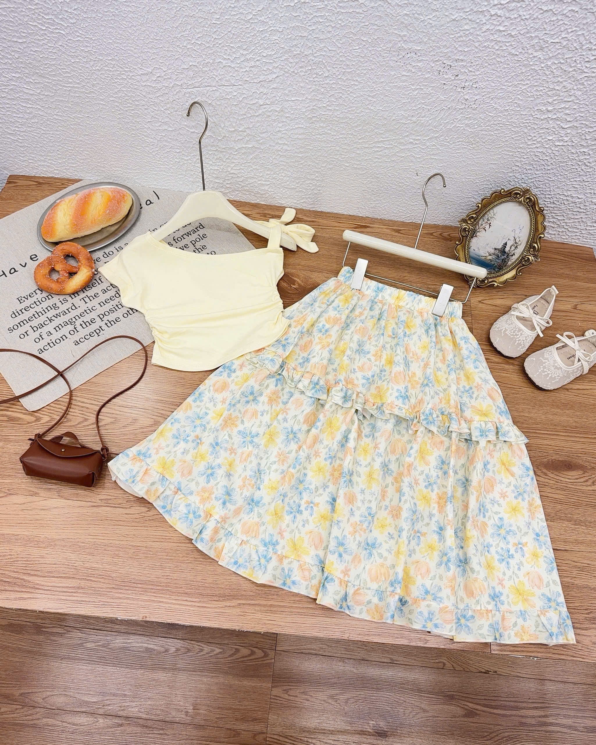 G058 - SET BÉ GÁI ÁO VÀNG TRỄ VAI CVAY DÀI