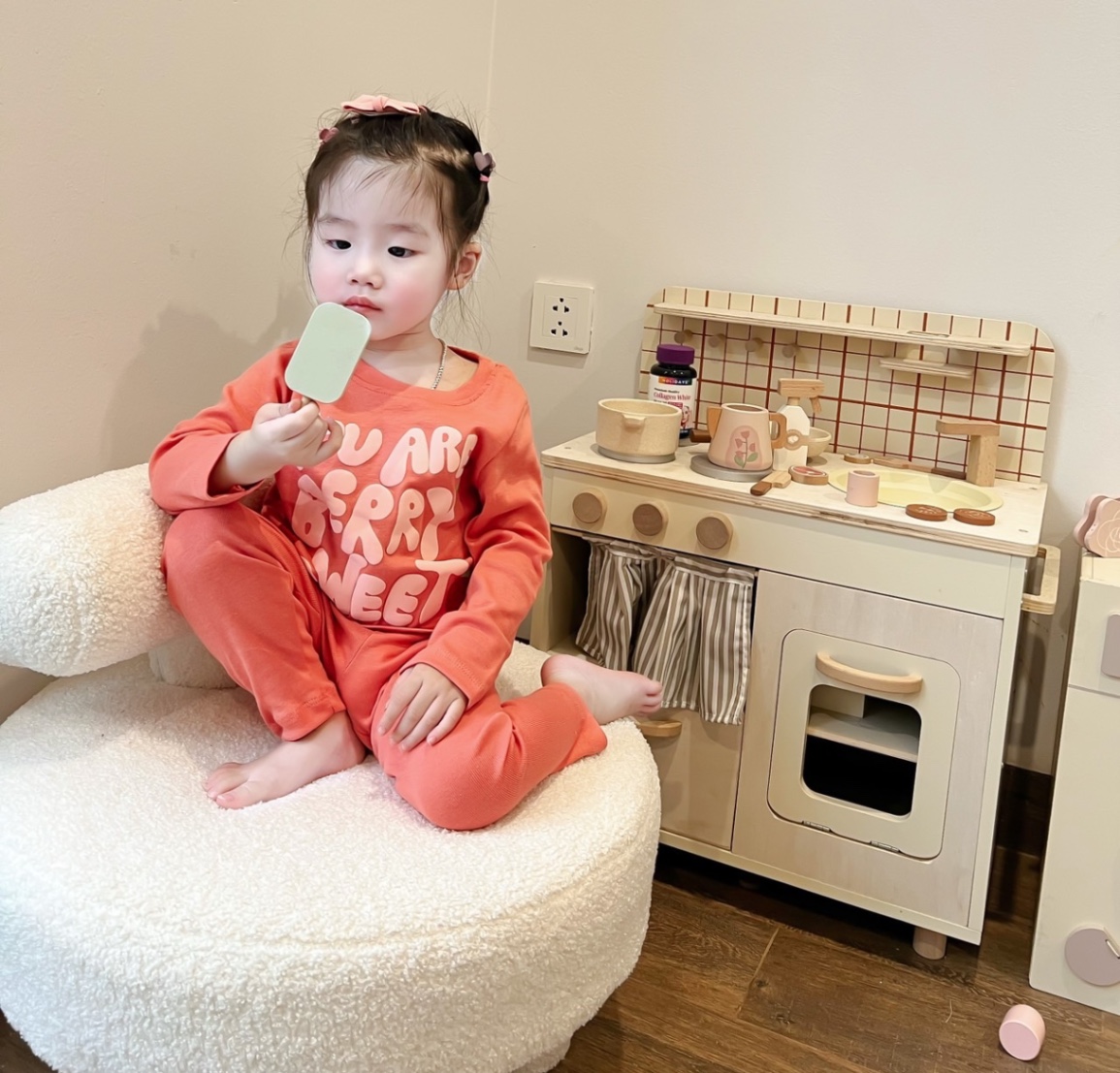 G698 - SET 2 BỘ BÉ GÁI DÀI HỒNG DÂU TÂY TRẮNG KẺ