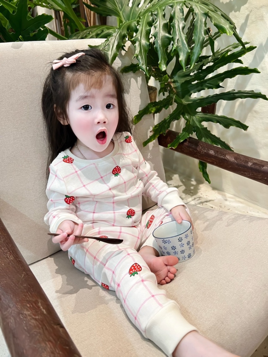 G698 - SET 2 BỘ BÉ GÁI DÀI HỒNG DÂU TÂY TRẮNG KẺ