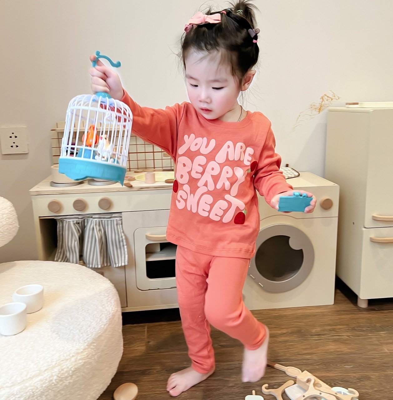 G698 - SET 2 BỘ BÉ GÁI DÀI HỒNG DÂU TÂY TRẮNG KẺ