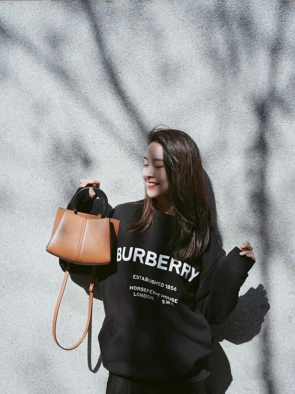 ANU709 - ÁO NỈ DA CÁ ĐEN BURBERRY CHỮ TRẮNG