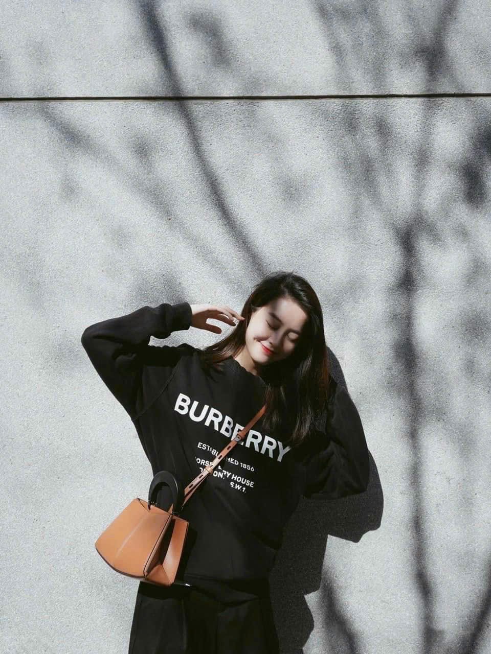 ANU709 - ÁO NỈ DA CÁ ĐEN BURBERRY CHỮ TRẮNG