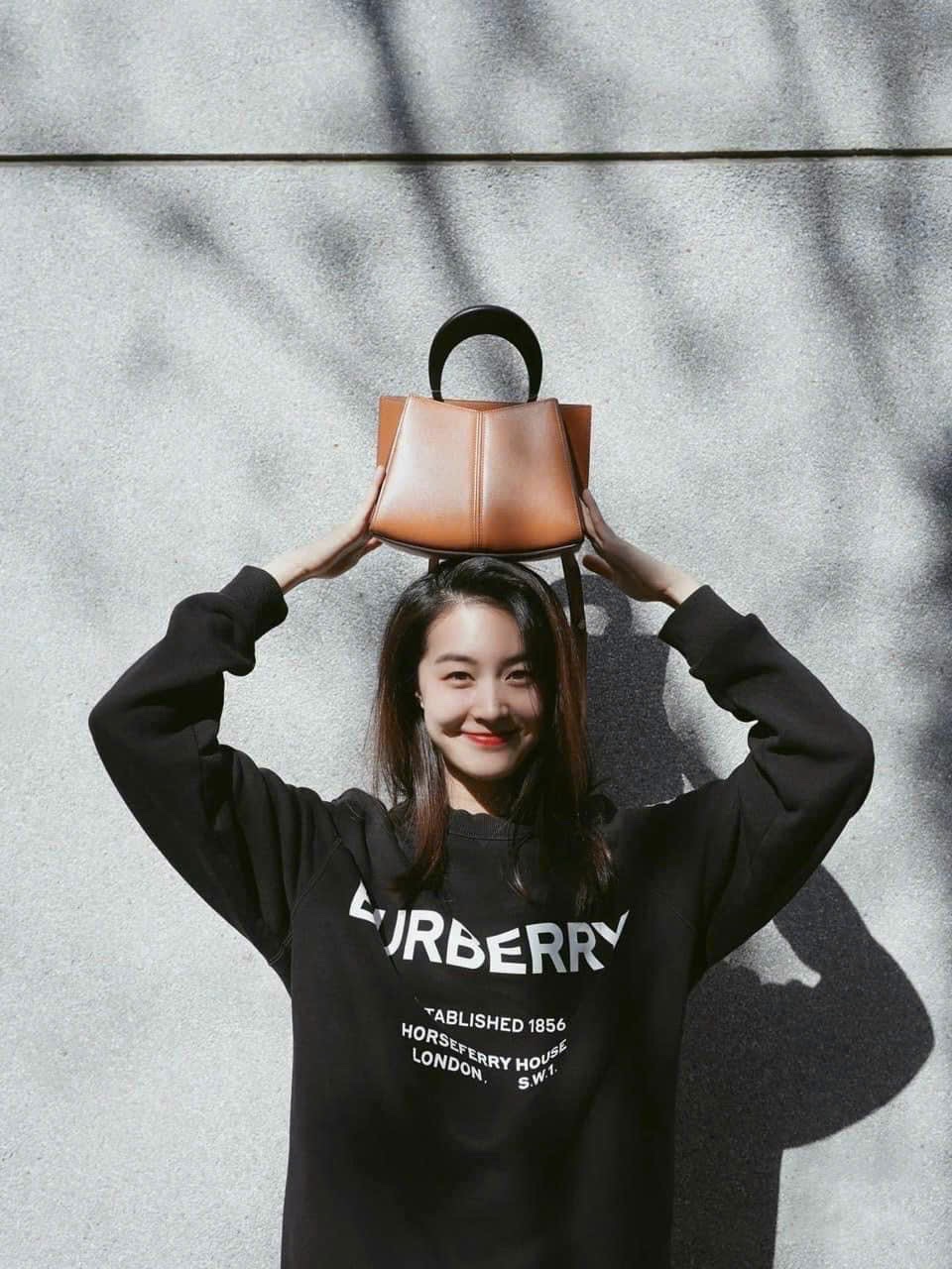 ANU709 - ÁO NỈ DA CÁ ĐEN BURBERRY CHỮ TRẮNG